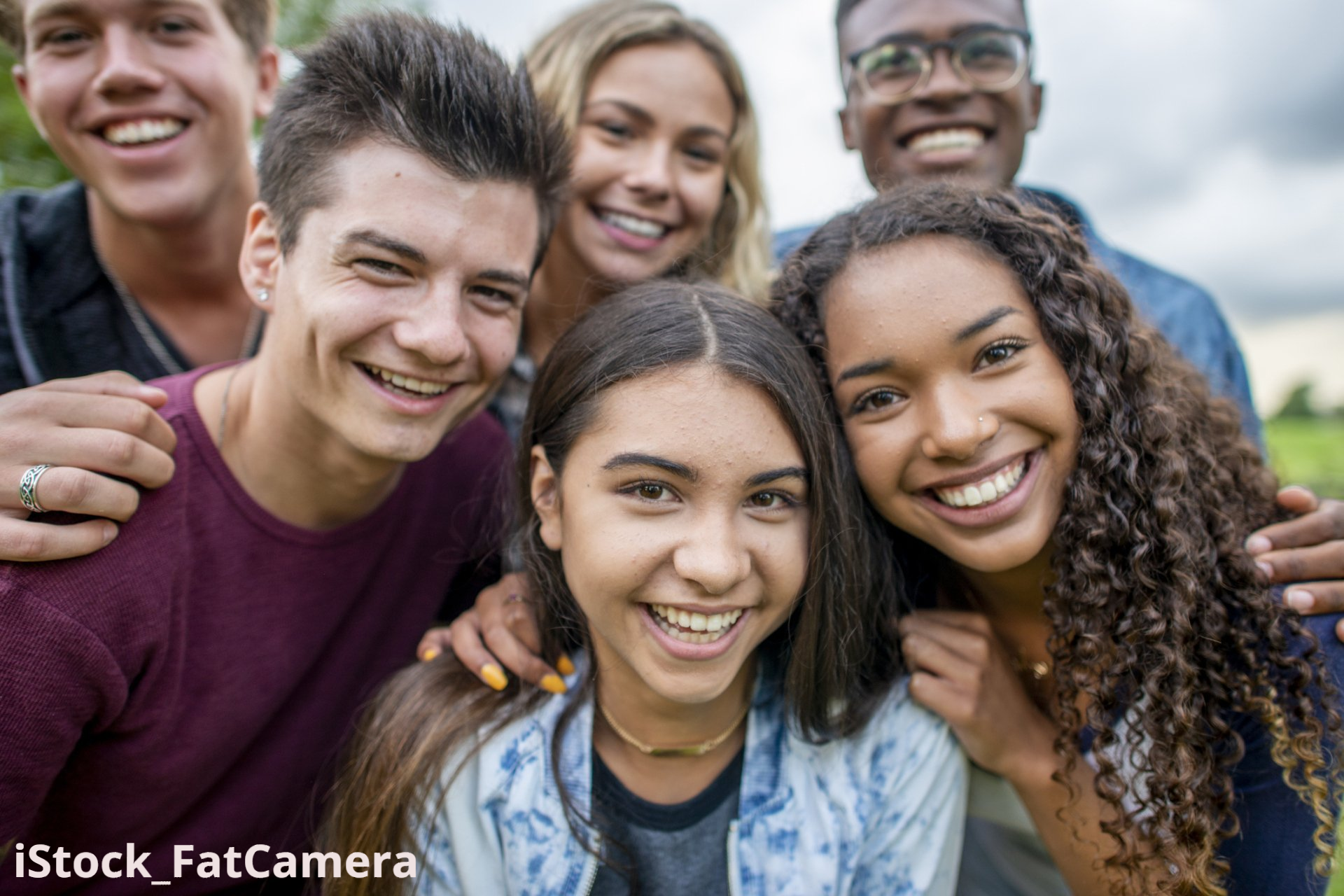 junge Menschen lachen in die Kamera