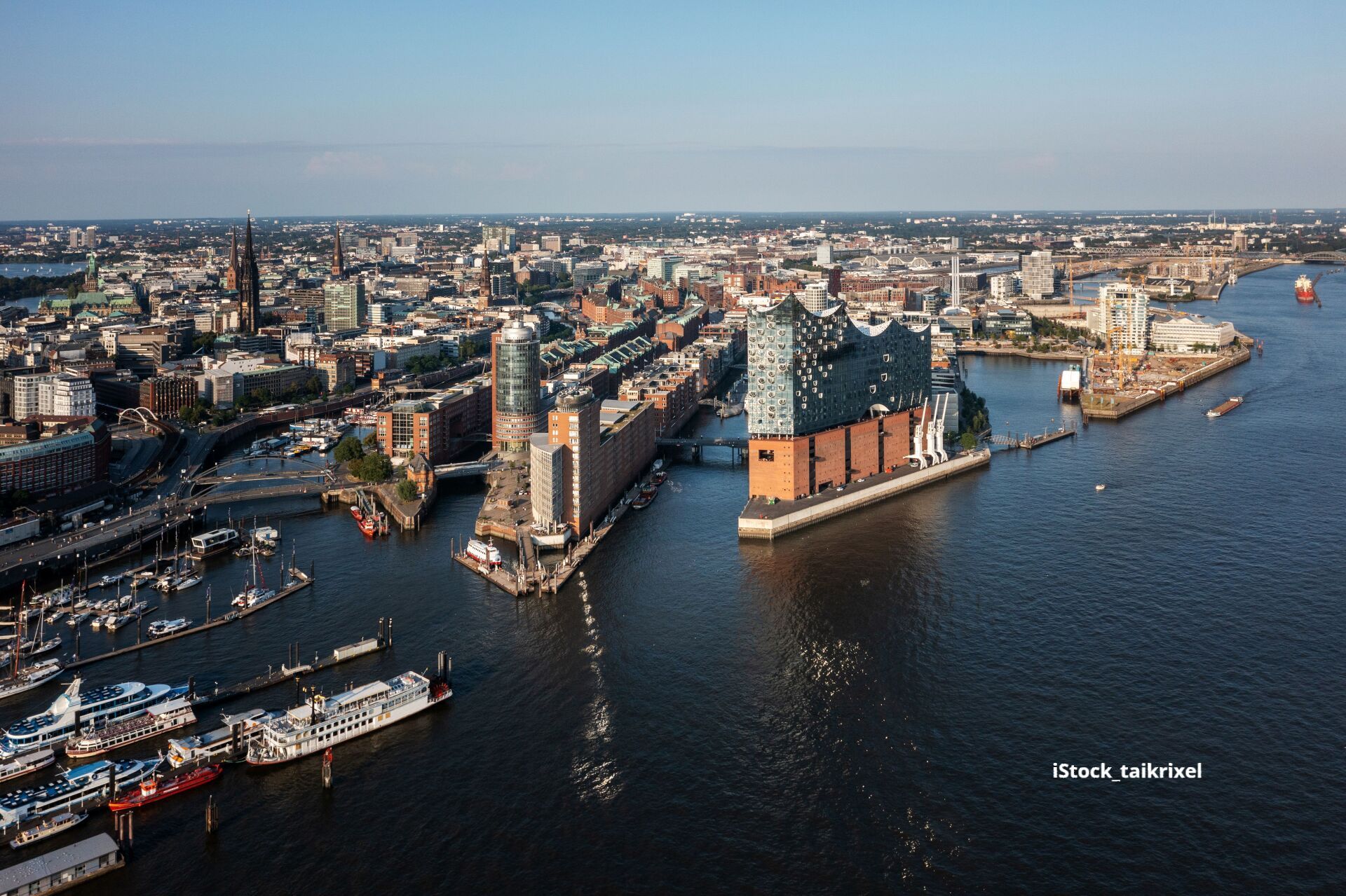 Blick auf Hamburg mit Elbphilharmonie aus der Vogelperspektive