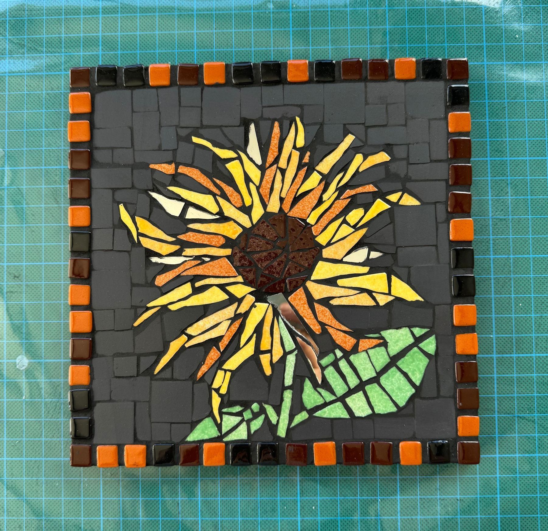 Atelier Romalia Mosaïque-dessous plat-Tournesol-Stage-cours-Création-adulte-tous niveaux-Île d'Oléron