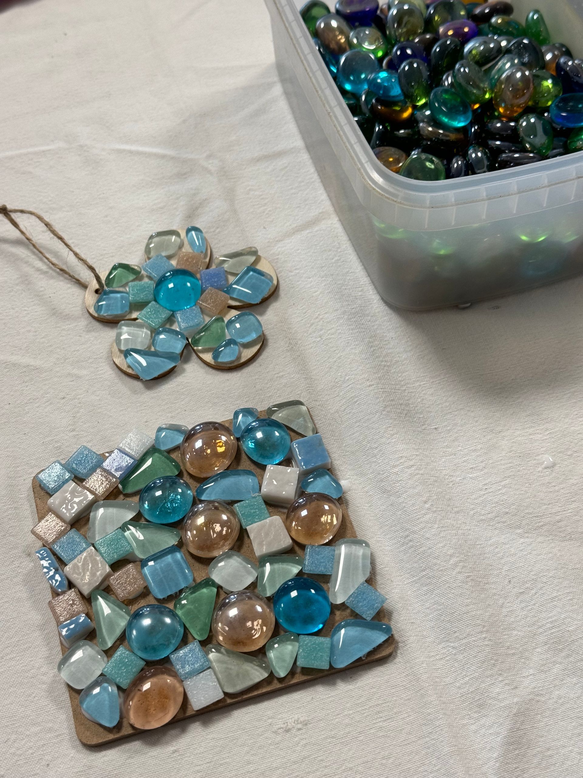 Atelier Romalia Mosaïque itinérant: vivez une expérience créative et conviviale, accessible à tous, autour de l’art mosaïque.