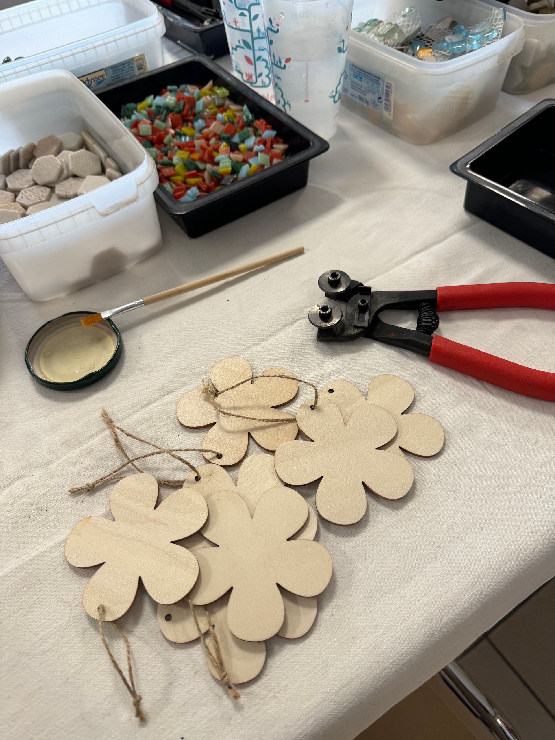 Atelier Romalia Mosaïque itinérant: vivez une expérience créative et conviviale, accessible à tous, autour de l’art mosaïque.