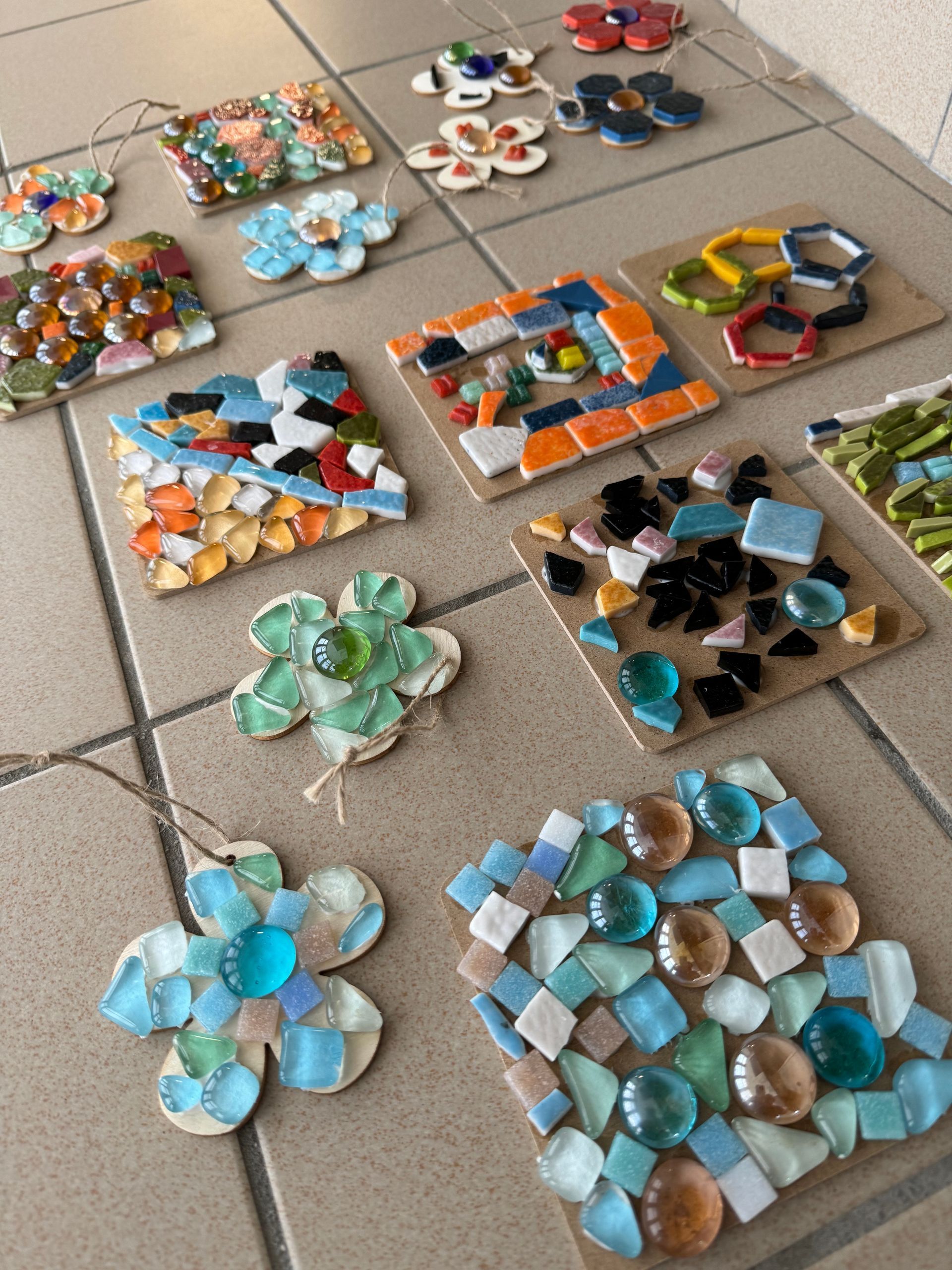 Atelier Romalia Mosaïque itinérant: vivez une expérience créative et conviviale, accessible à tous, autour de l’art mosaïque.