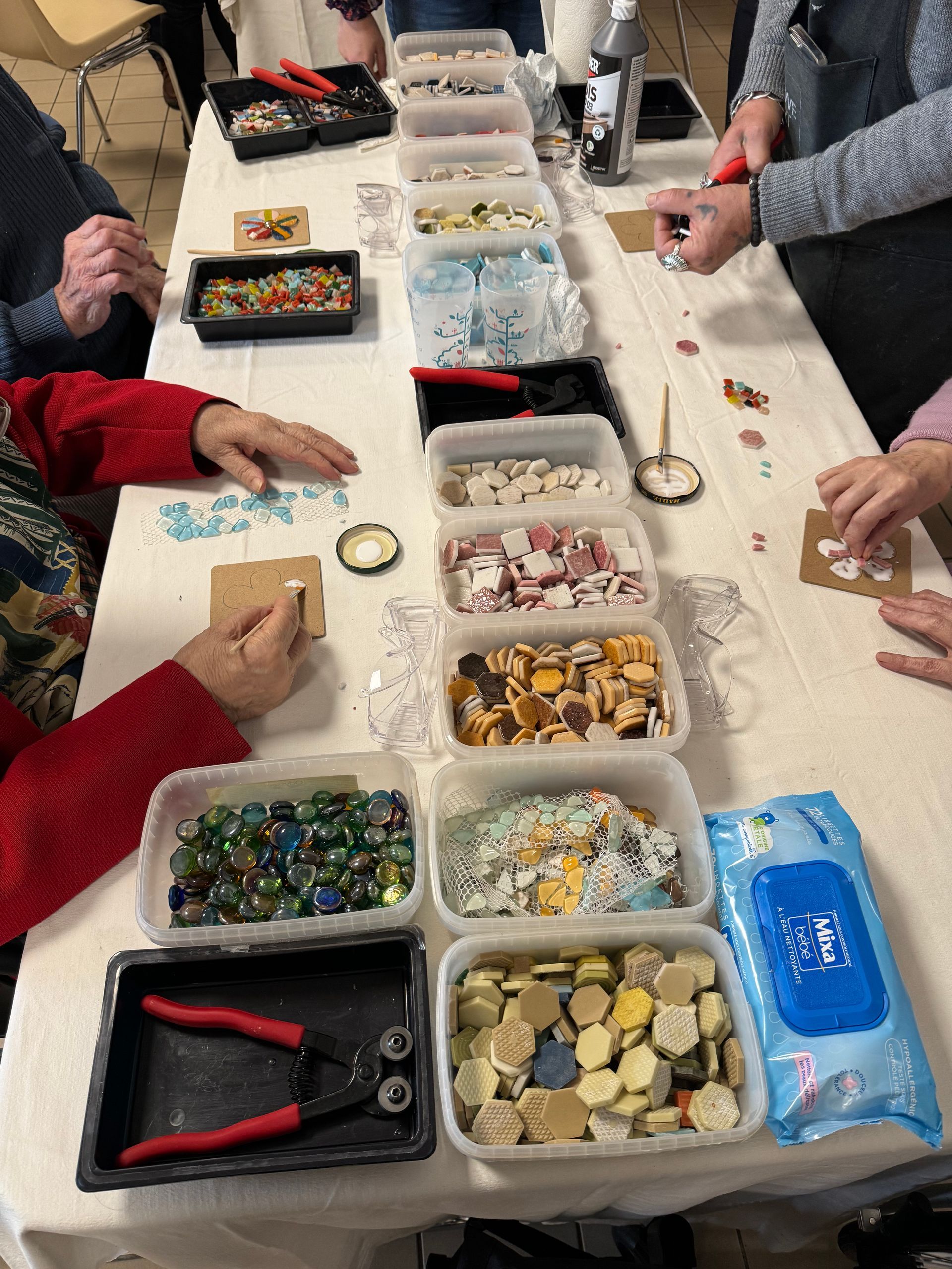 Atelier Romalia Mosaïque itinérant: vivez une expérience créative et conviviale, accessible à tous, autour de l’art mosaïque.