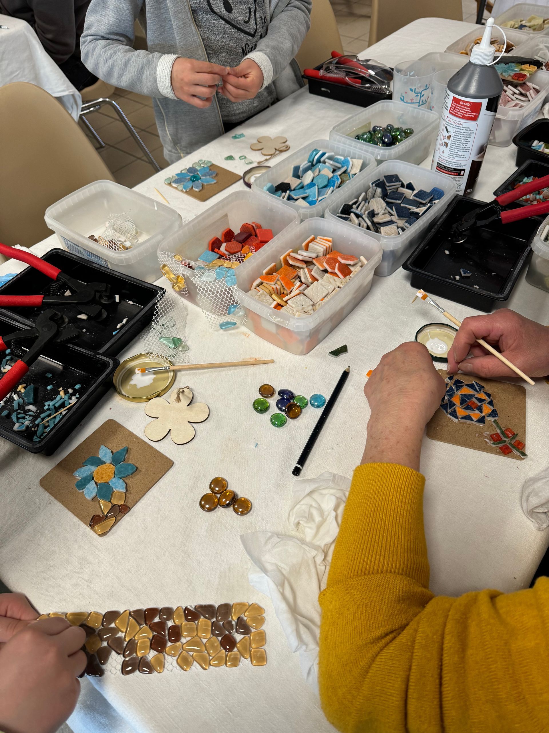 Atelier Romalia Mosaïque itinérant: vivez une expérience créative et conviviale, accessible à tous, autour de l’art mosaïque.