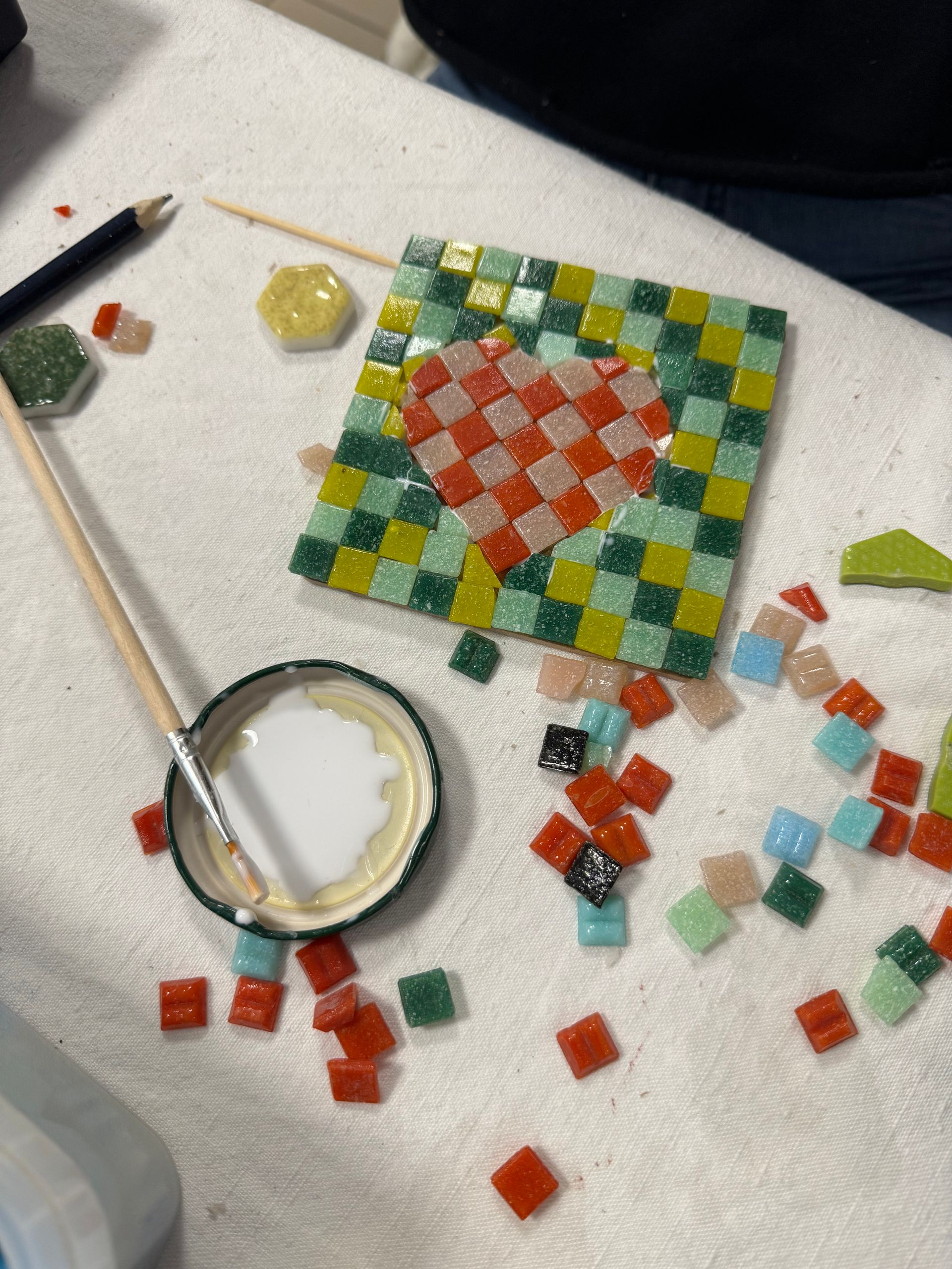 Atelier Romalia Mosaïque itinérant: vivez une expérience créative et conviviale, accessible à tous, autour de l’art mosaïque.