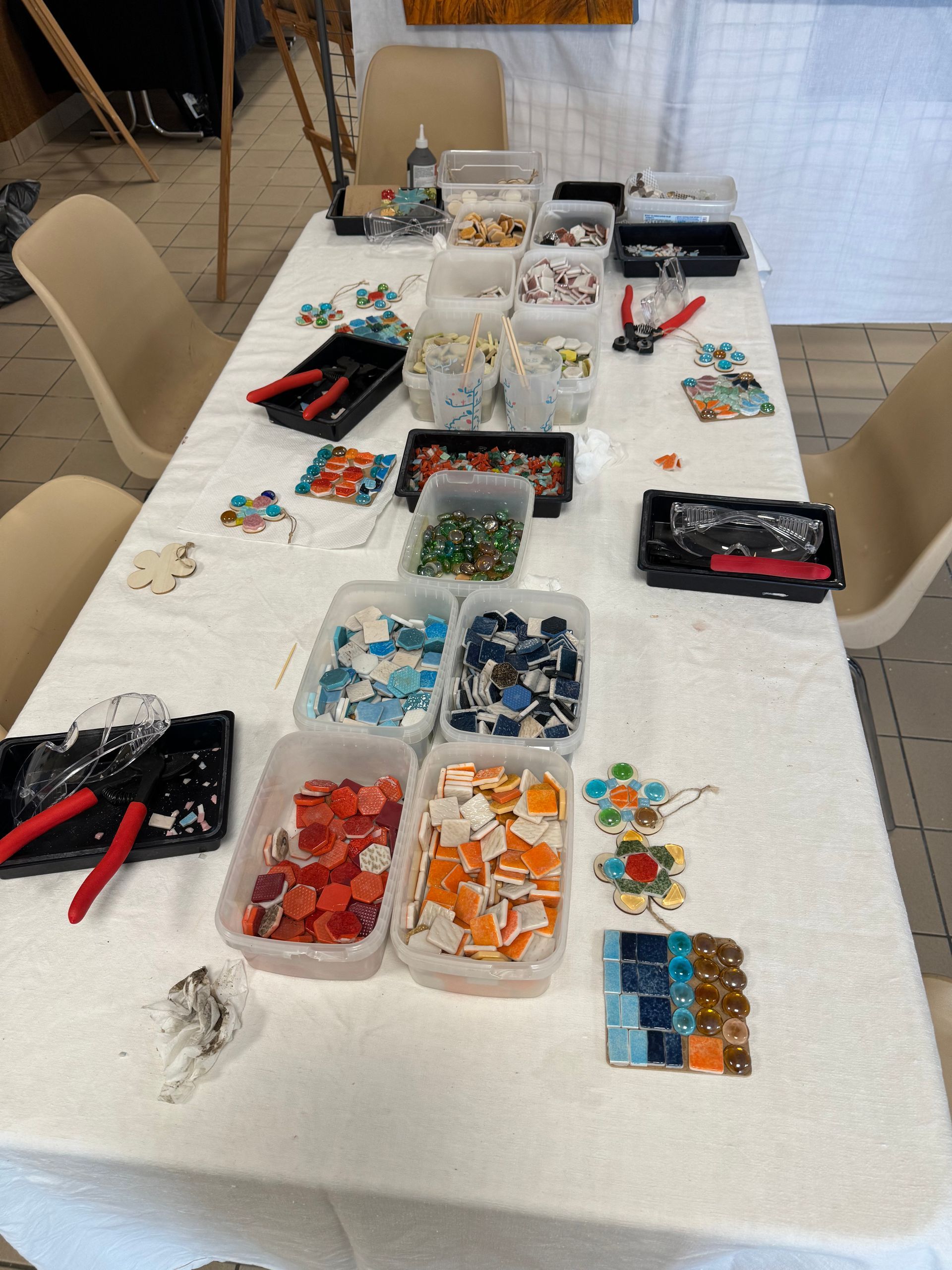 Atelier Romalia Mosaïque itinérant: vivez une expérience créative et conviviale, accessible à tous, autour de l’art mosaïque.