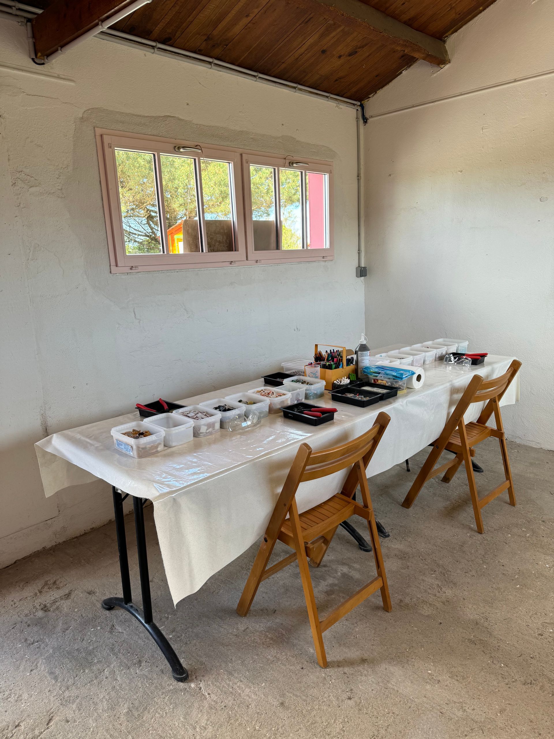 Atelier Romalia Mosaïque itinérant: vivez une expérience créative et conviviale, accessible à tous, autour de l’art mosaïque.