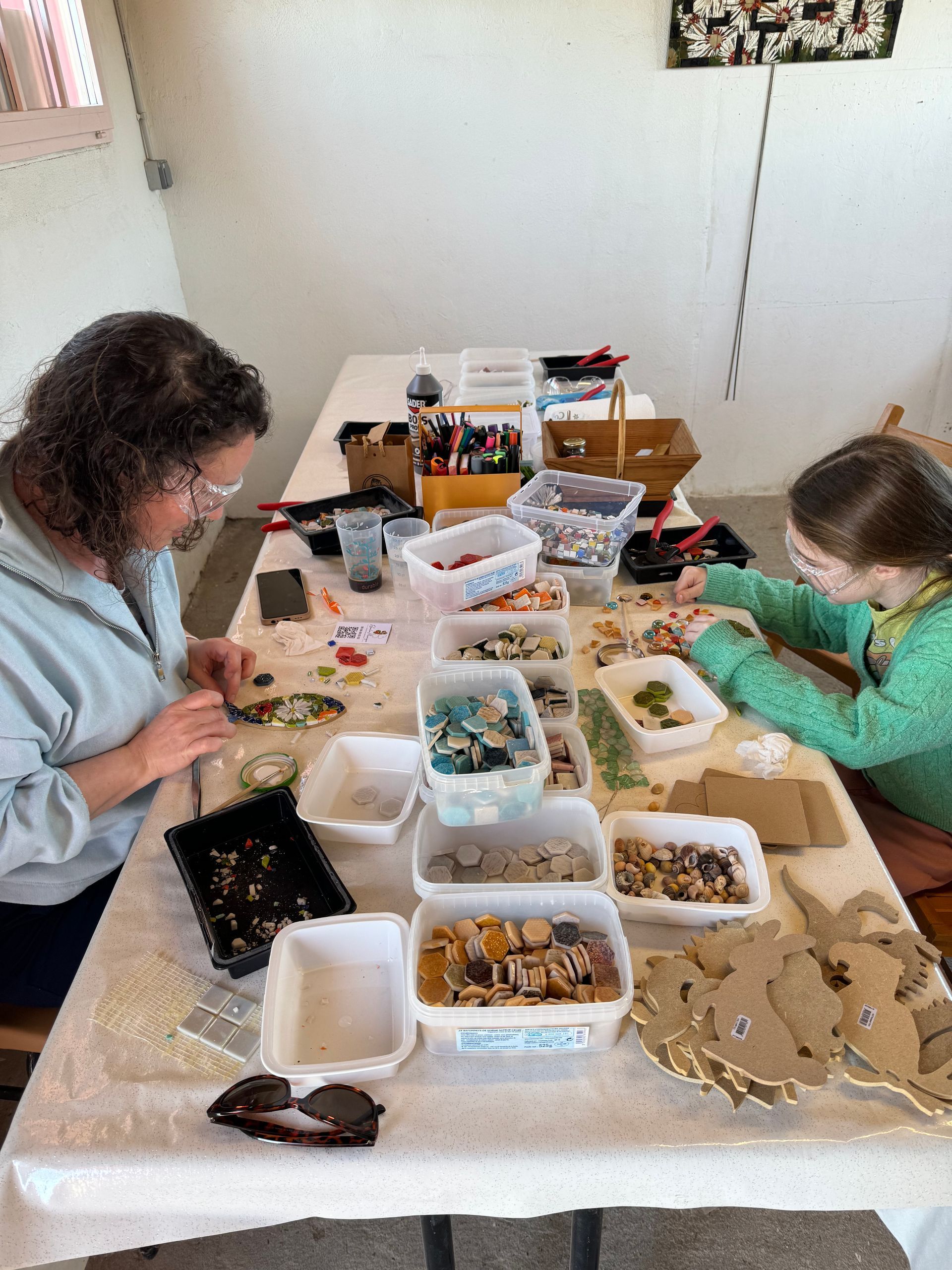 Atelier Romalia Mosaïque itinérant: vivez une expérience créative et conviviale, accessible à tous, autour de l’art mosaïque.