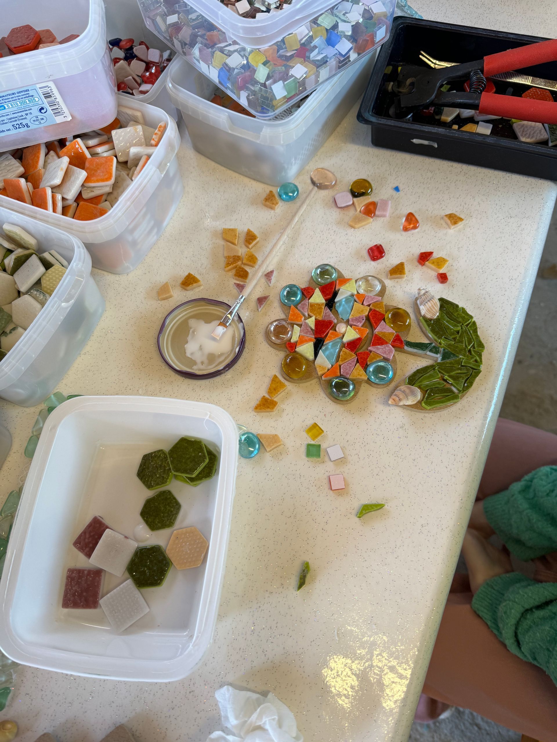 Atelier Romalia Mosaïque itinérant: vivez une expérience créative et conviviale, accessible à tous, autour de l’art mosaïque.
