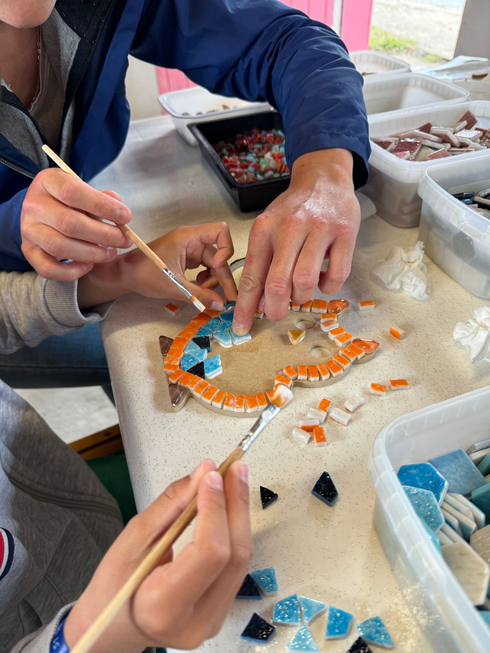 Atelier Romalia Mosaïque itinérant: vivez une expérience créative et conviviale, accessible à tous, autour de l’art mosaïque.