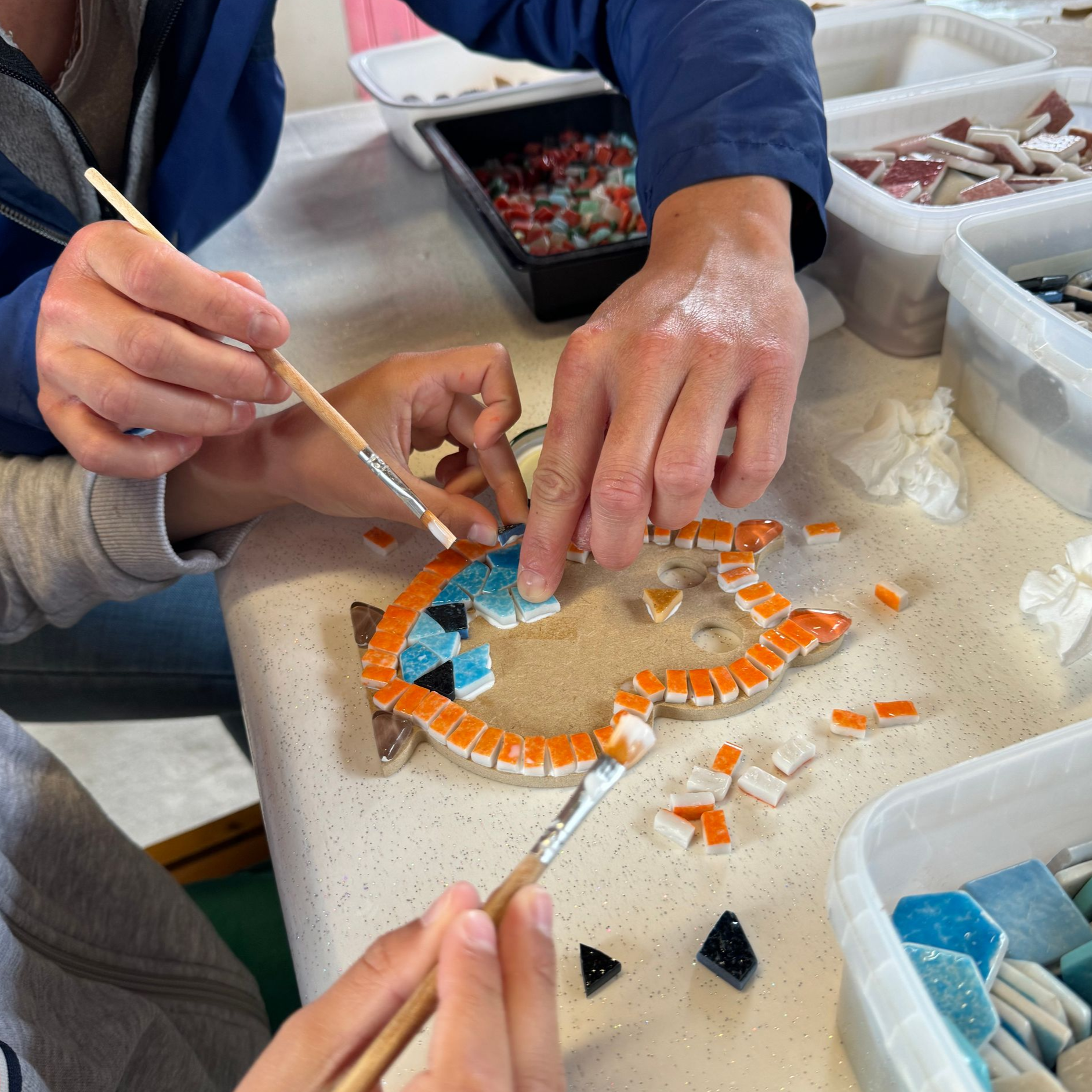 Atelier mosaïque parents-enfants animé par Atelier Romalia Mosaïque sur l'Île d'Oléron