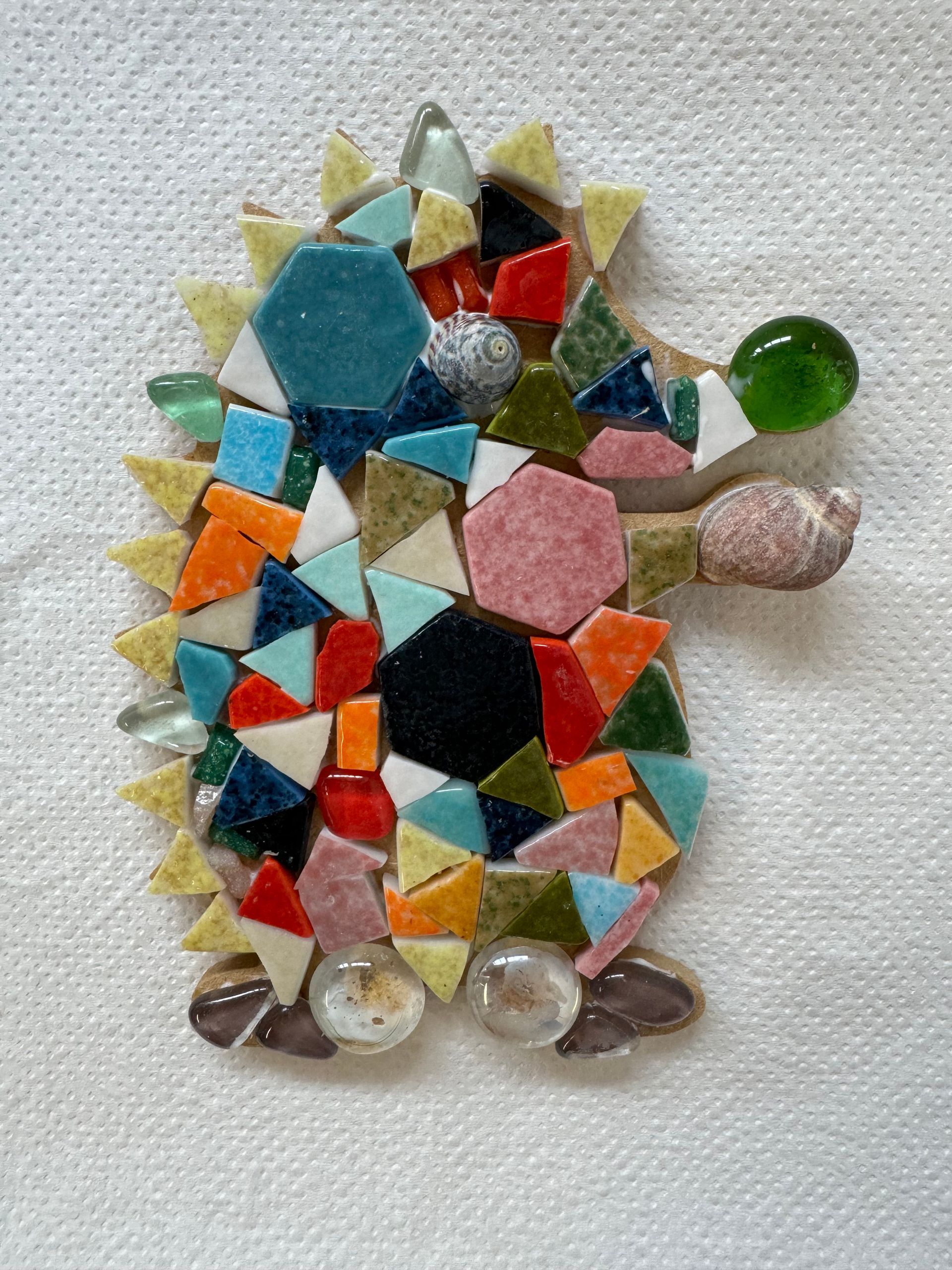 Atelier Romalia Mosaïque itinérant: vivez une expérience créative et conviviale, accessible à tous, autour de l’art mosaïque.