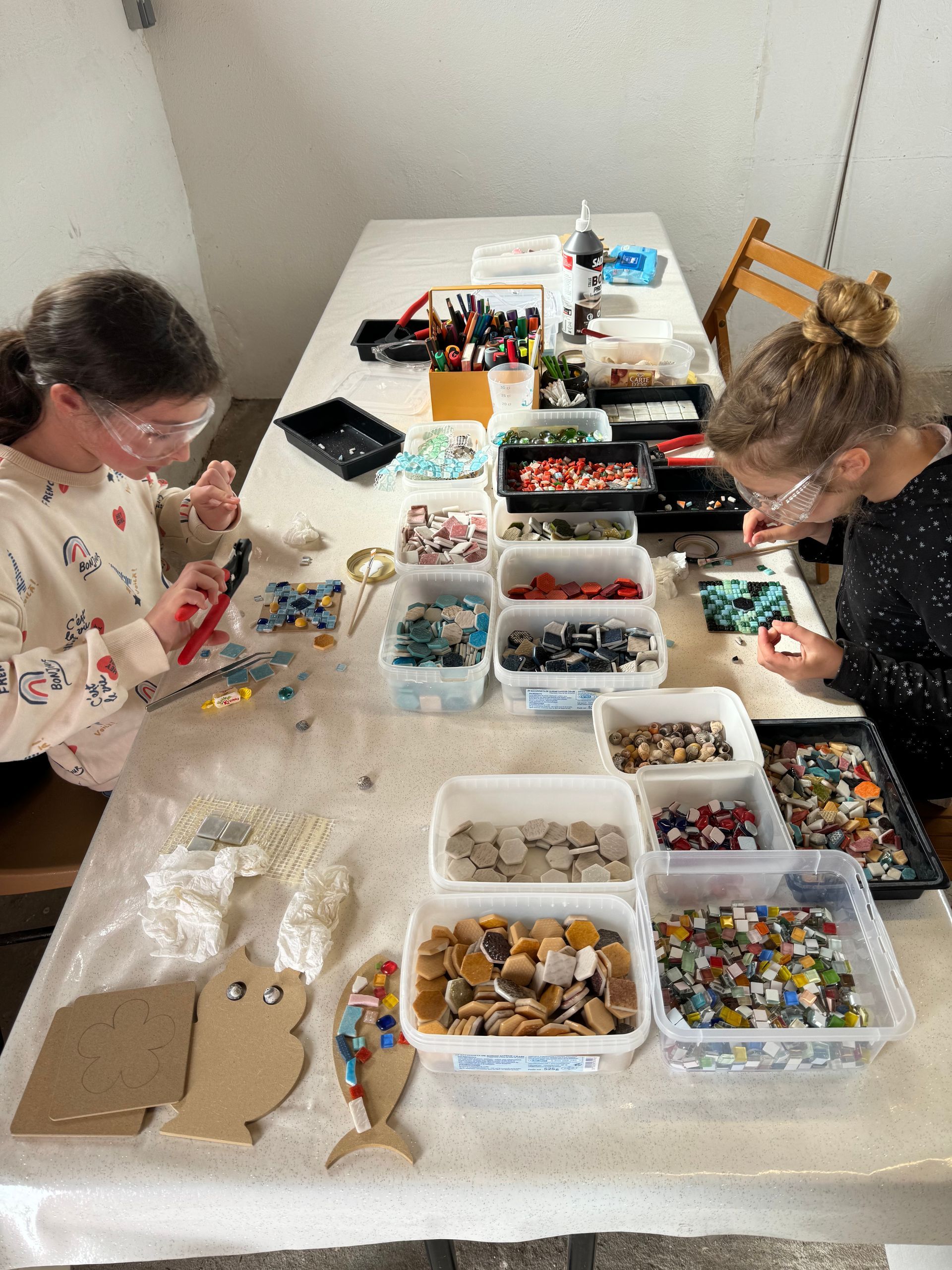 Atelier Romalia Mosaïque itinérant: vivez une expérience créative et conviviale, accessible à tous, autour de l’art mosaïque.