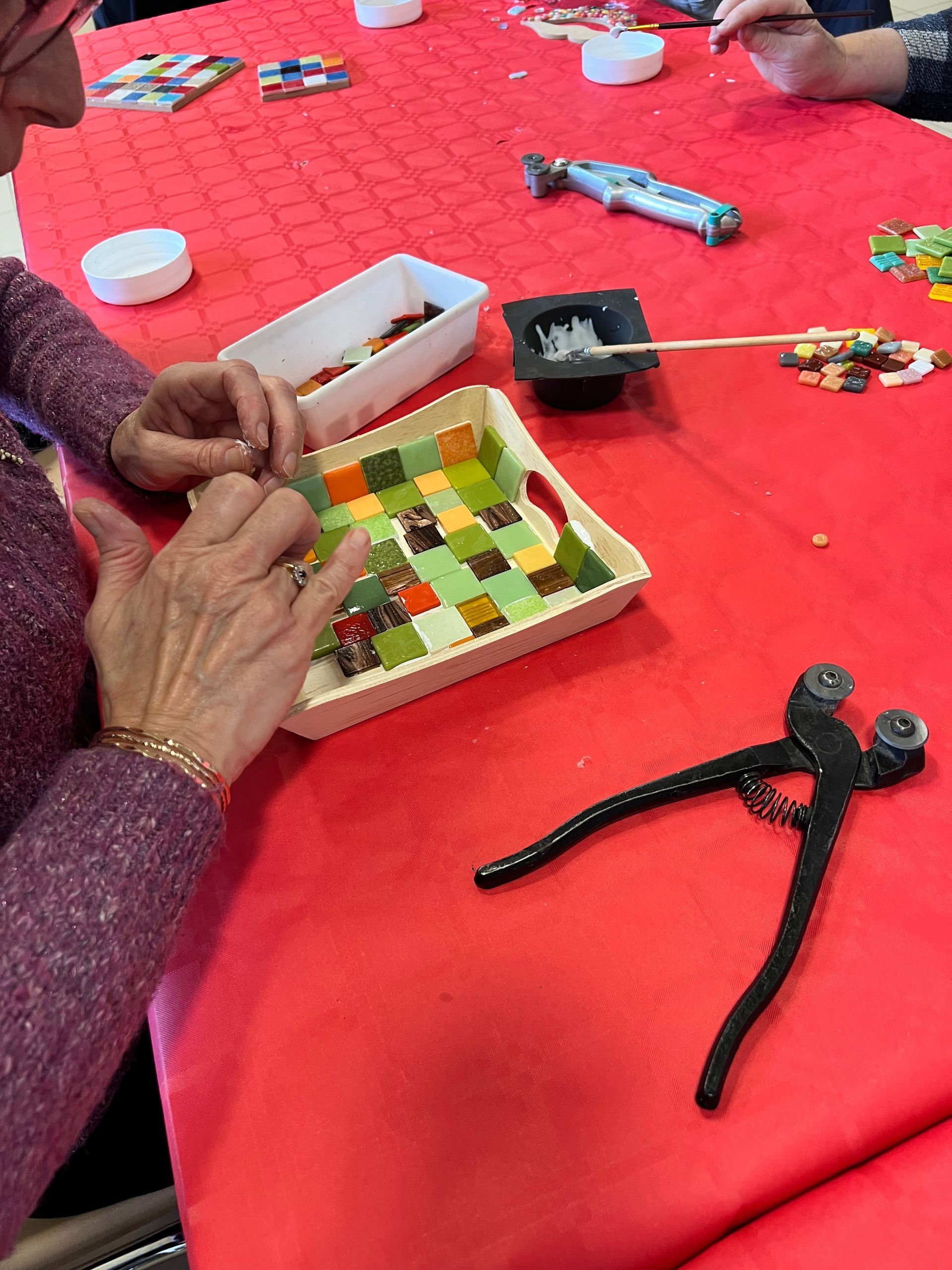 Atelier Romalia Mosaïque itinérant: vivez une expérience créative et conviviale, accessible à tous, autour de l’art mosaïque.
