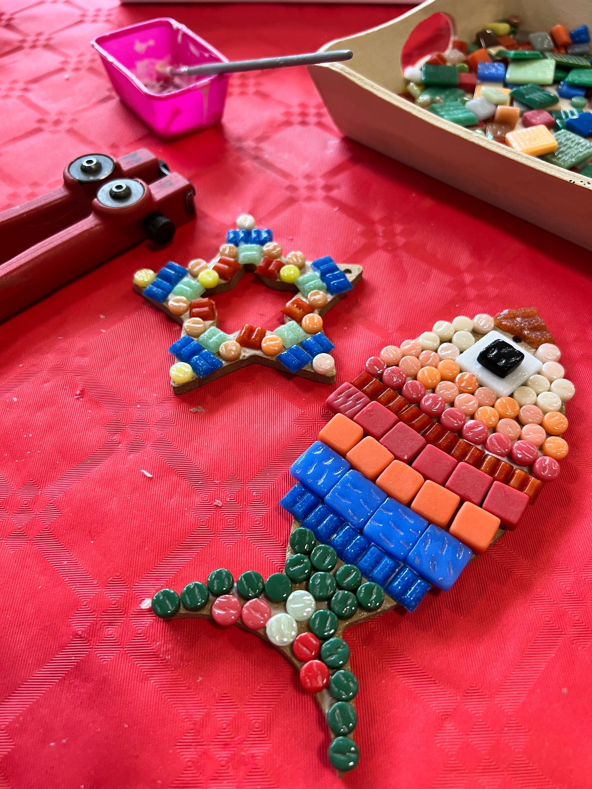 Atelier Romalia Mosaïque itinérant: vivez une expérience créative et conviviale, accessible à tous, autour de l’art mosaïque.