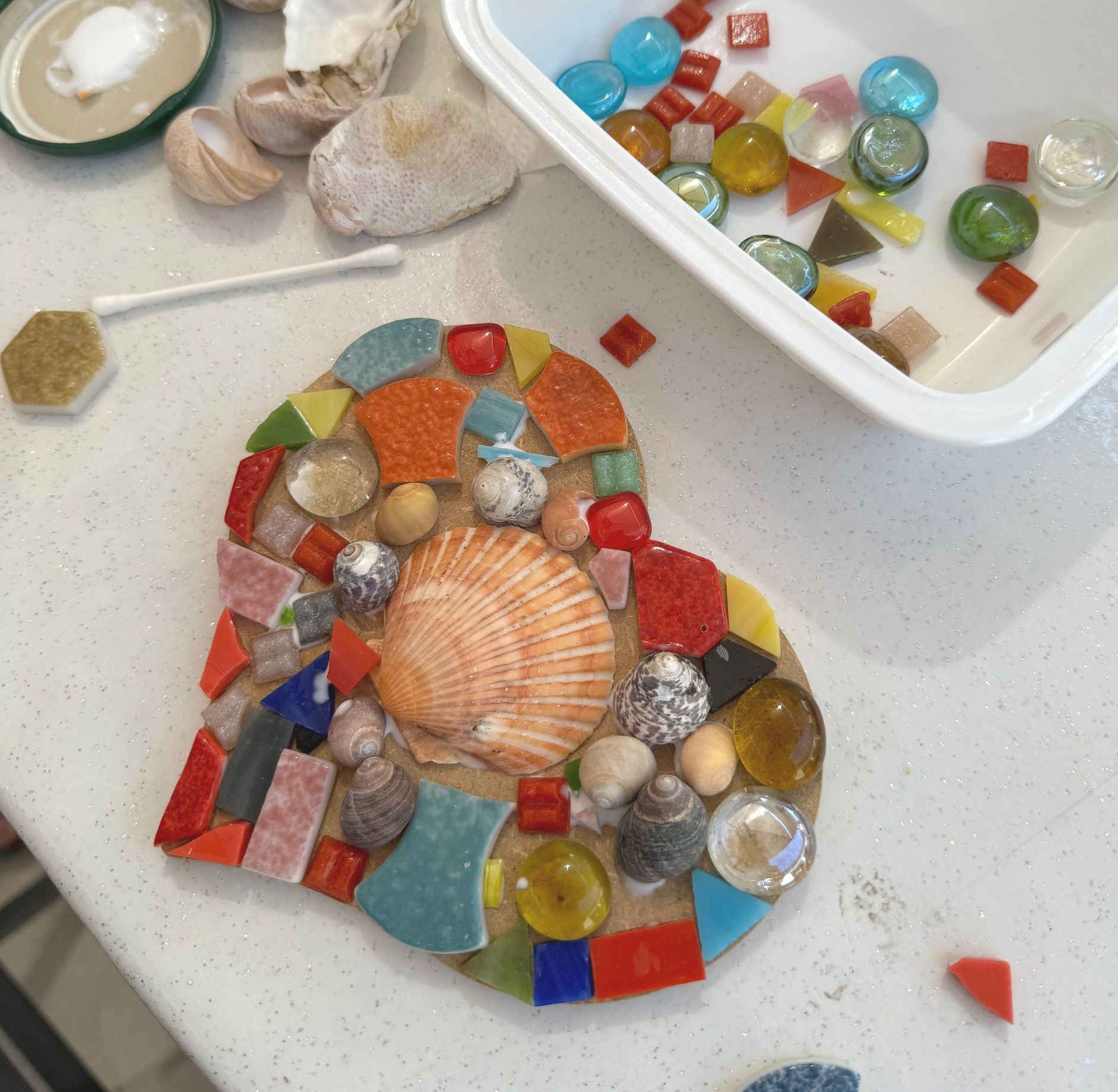 Atelier Romalia Mosaïque itinérant: vivez une expérience créative et conviviale, accessible à tous, autour de l’art mosaïque.