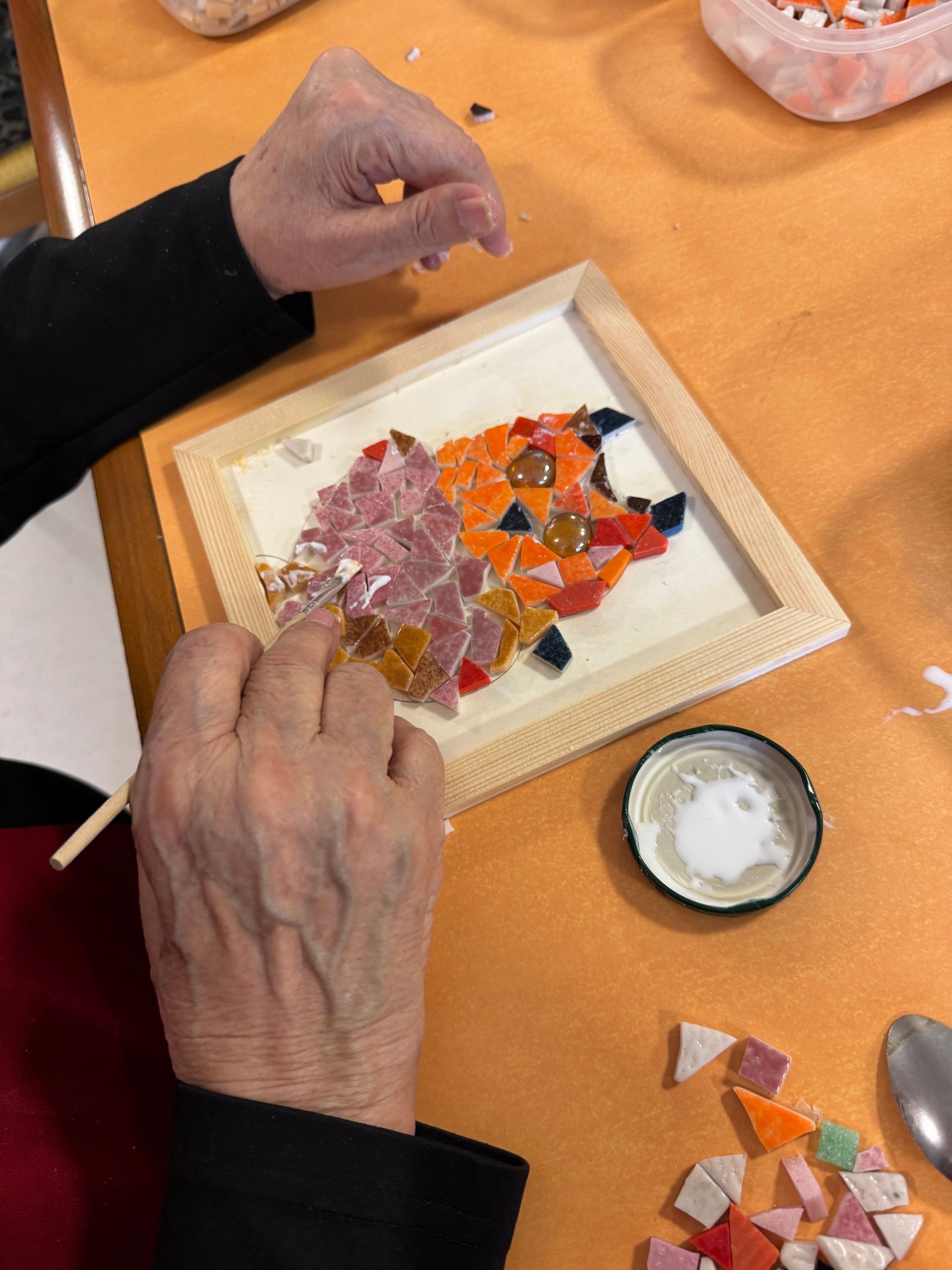 Atelier Romalia Mosaïque itinérant: vivez une expérience créative et conviviale, accessible à tous, autour de l’art mosaïque.