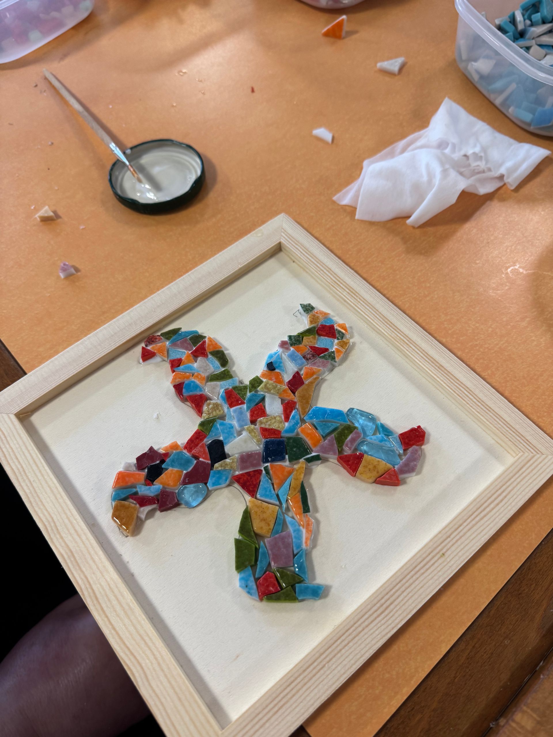 Atelier Romalia Mosaïque itinérant: vivez une expérience créative et conviviale, accessible à tous, autour de l’art mosaïque.