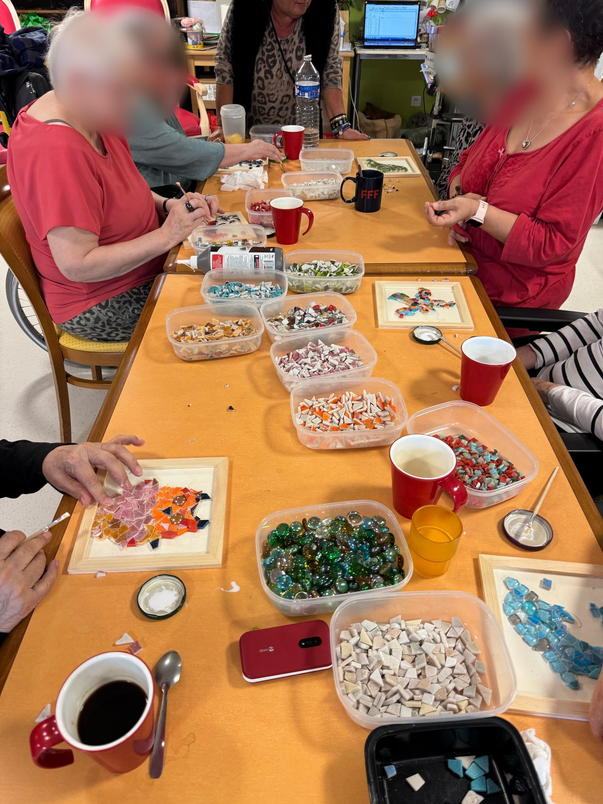 Atelier Romalia Mosaïque itinérant: vivez une expérience créative et conviviale, accessible à tous, autour de l’art mosaïque.