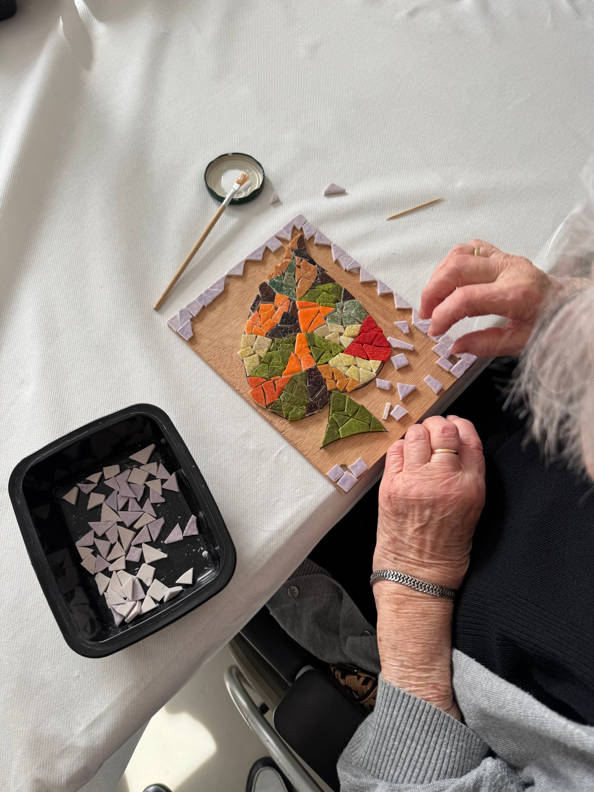 Atelier Romalia Mosaïque itinérant: vivez une expérience créative et conviviale, accessible à tous, autour de l’art mosaïque.