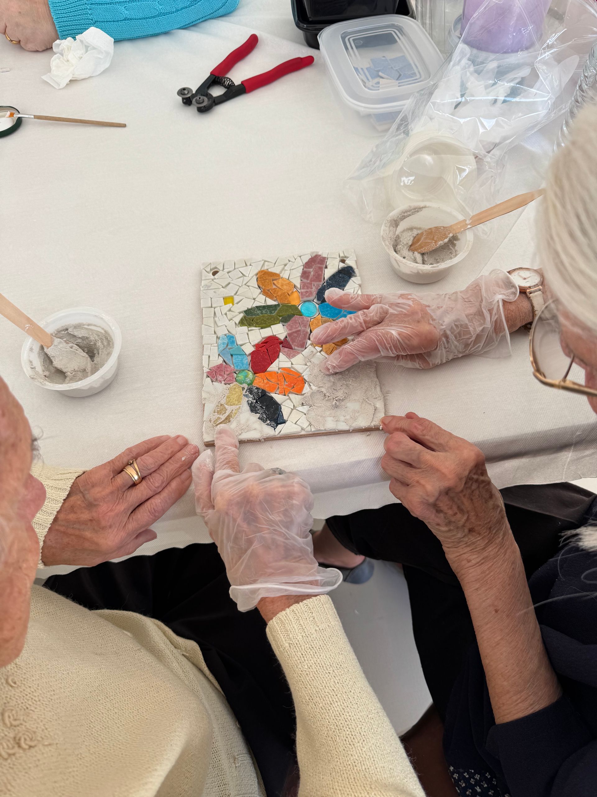 Atelier Romalia Mosaïque itinérant: vivez une expérience créative et conviviale, accessible à tous, autour de l’art mosaïque.