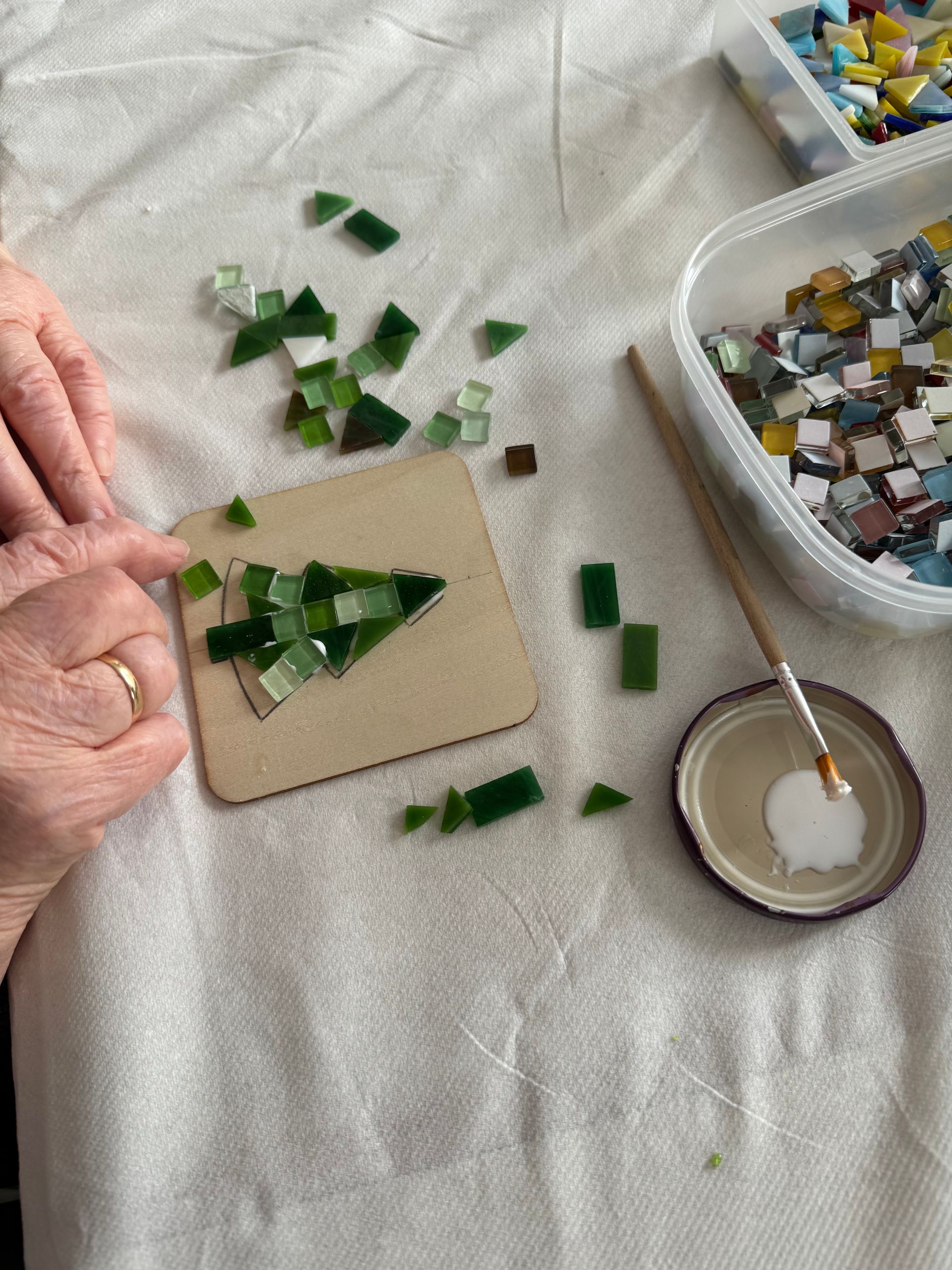 Atelier Romalia Mosaïque itinérant: vivez une expérience créative et conviviale, accessible à tous, autour de l’art mosaïque.