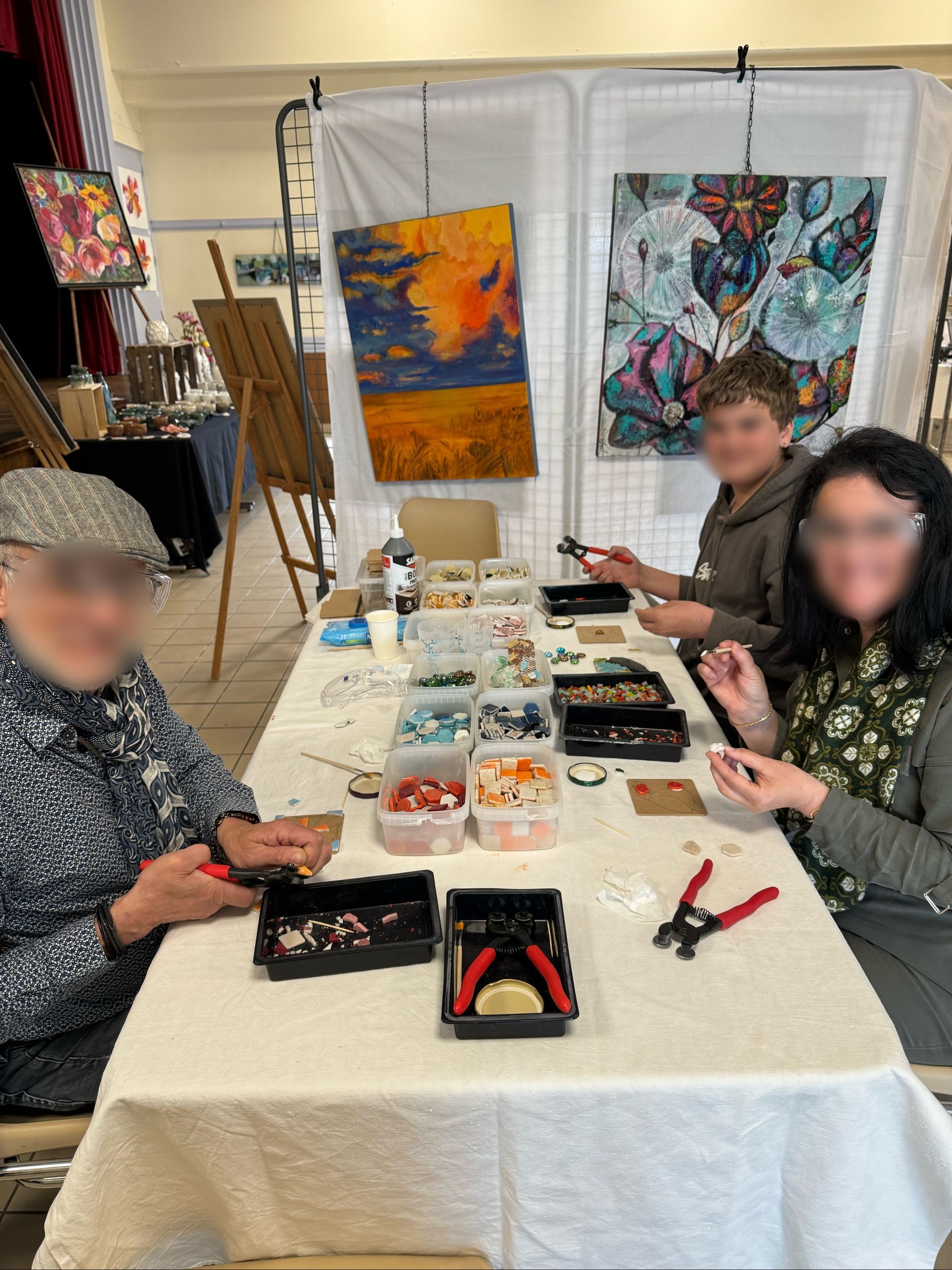 Atelier Romalia Mosaïque itinérant: vivez une expérience créative et conviviale, accessible à tous, autour de l’art mosaïque.
