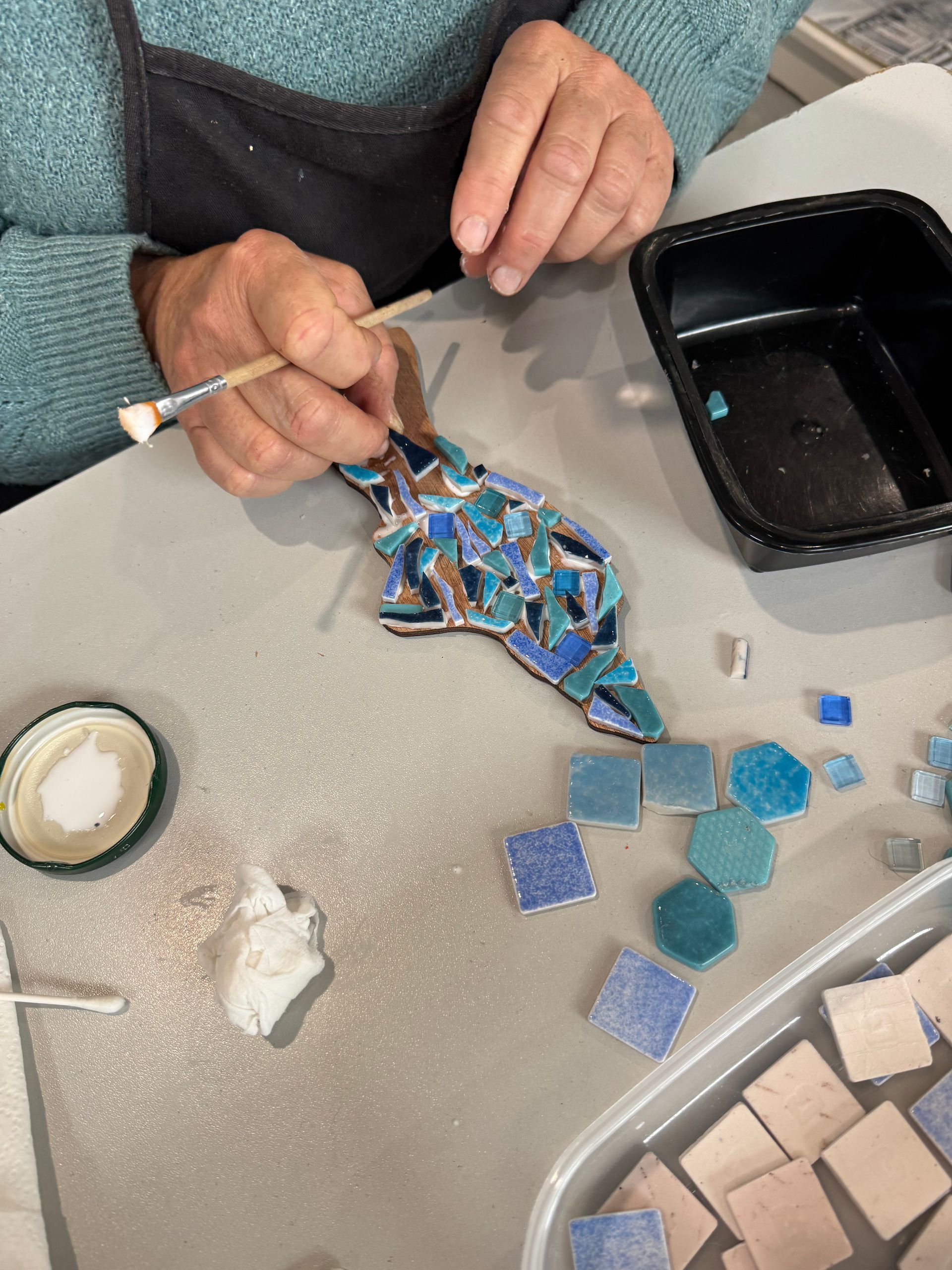 Atelier Romalia Mosaïque itinérant: vivez une expérience créative et conviviale, accessible à tous, autour de l’art mosaïque.