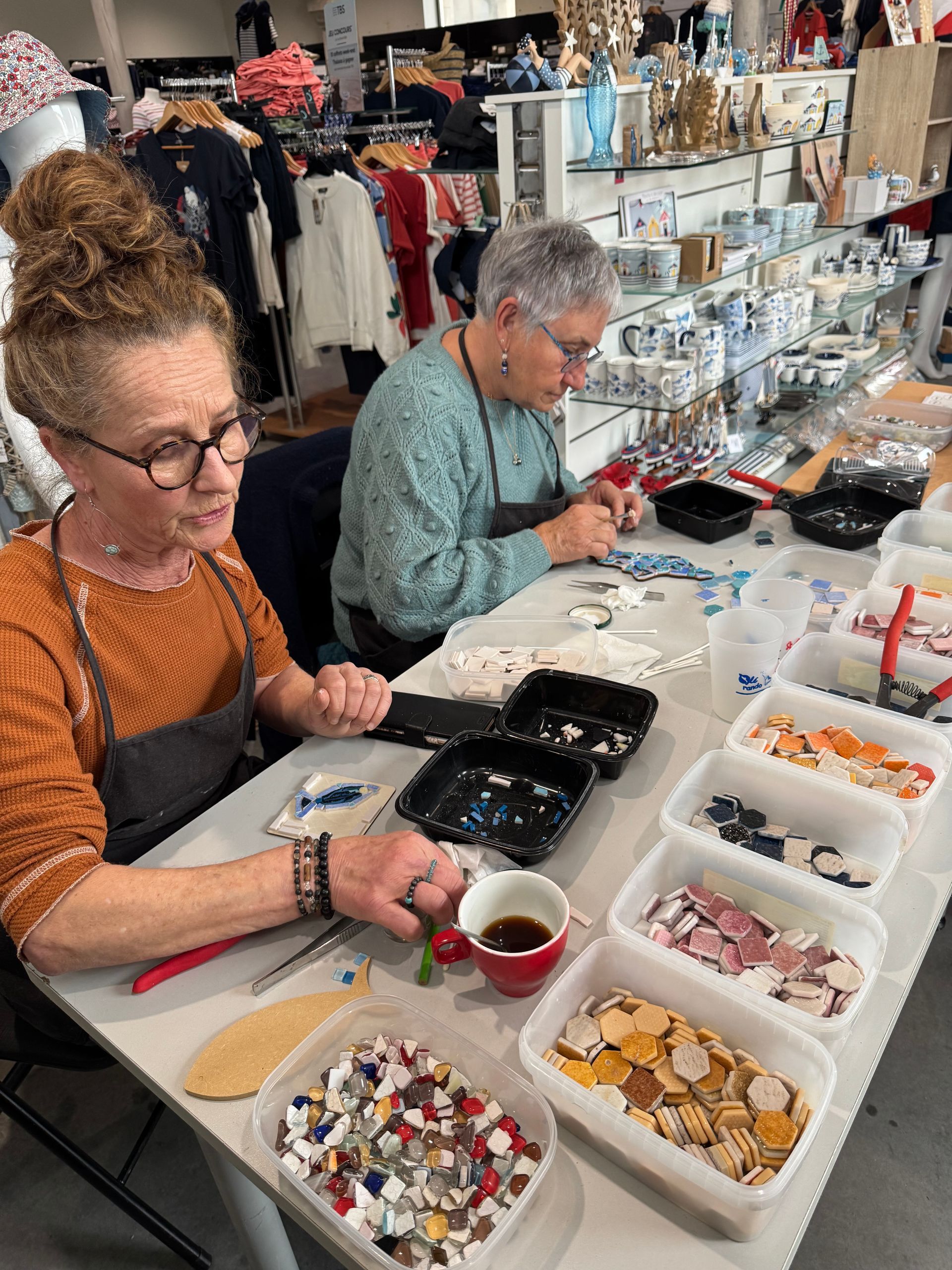 Atelier Romalia Mosaïque itinérant: vivez une expérience créative et conviviale, accessible à tous, autour de l’art mosaïque.