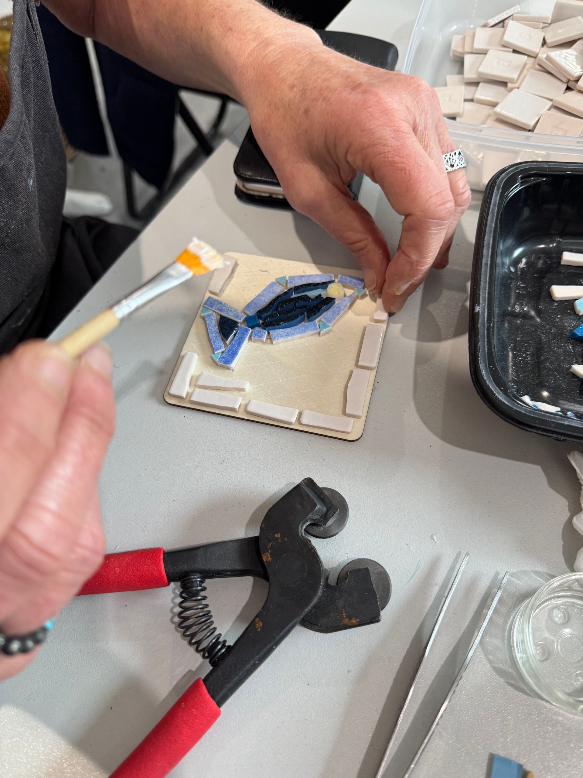 Atelier Romalia Mosaïque itinérant: vivez une expérience créative et conviviale, accessible à tous, autour de l’art mosaïque.