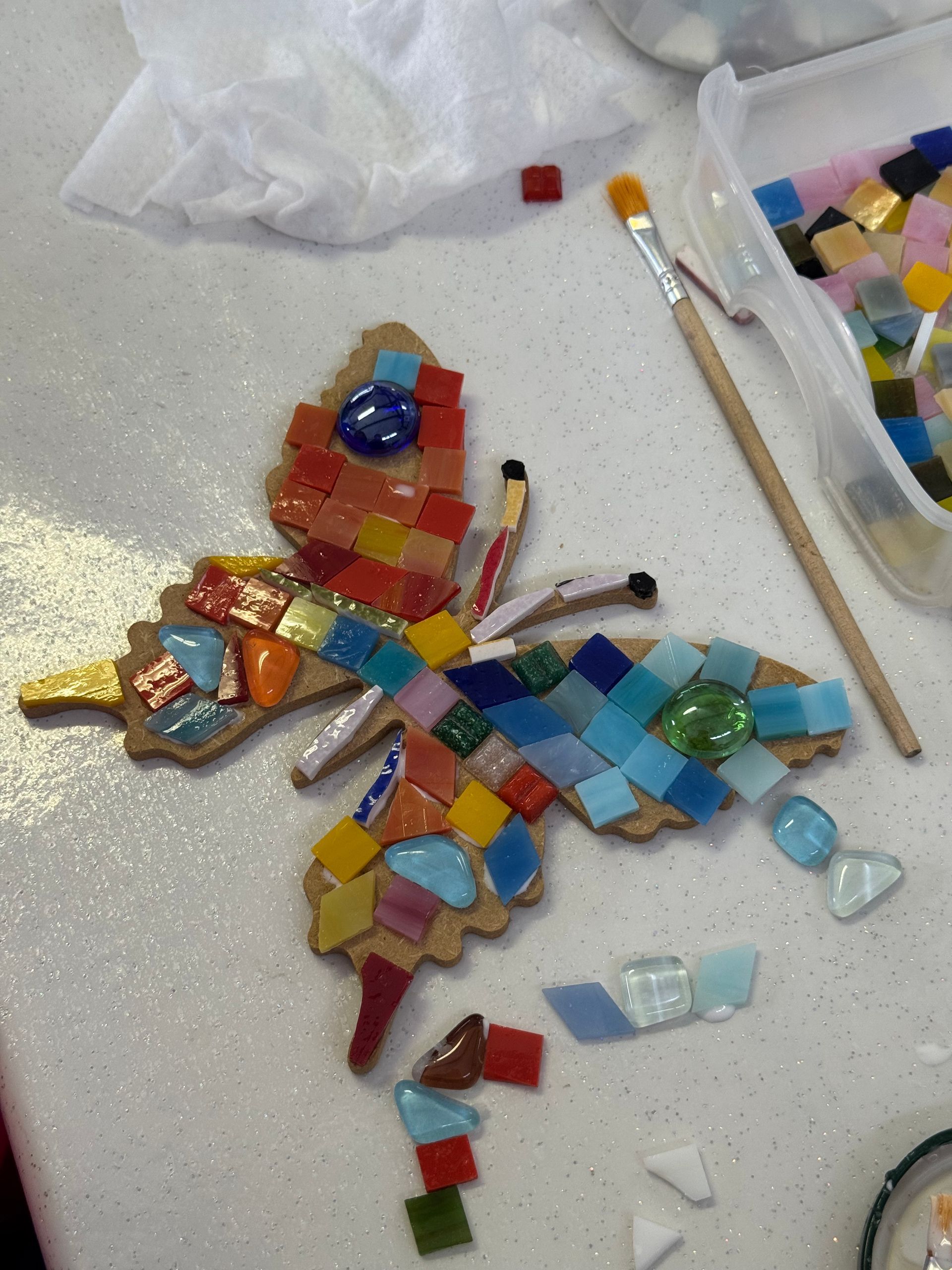 Atelier Romalia Mosaïque-Stage enfant-Création-papillon-Île d'Oléron