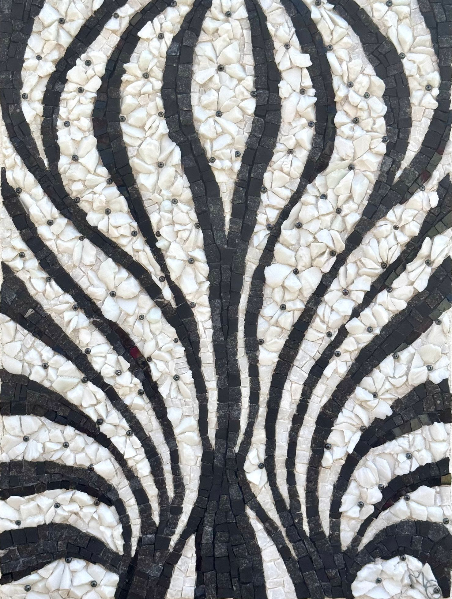 Zébrures Florales_Mosaïque artistique contemporaine réalisée par Murielle Gratiot,Île d'Oléron
