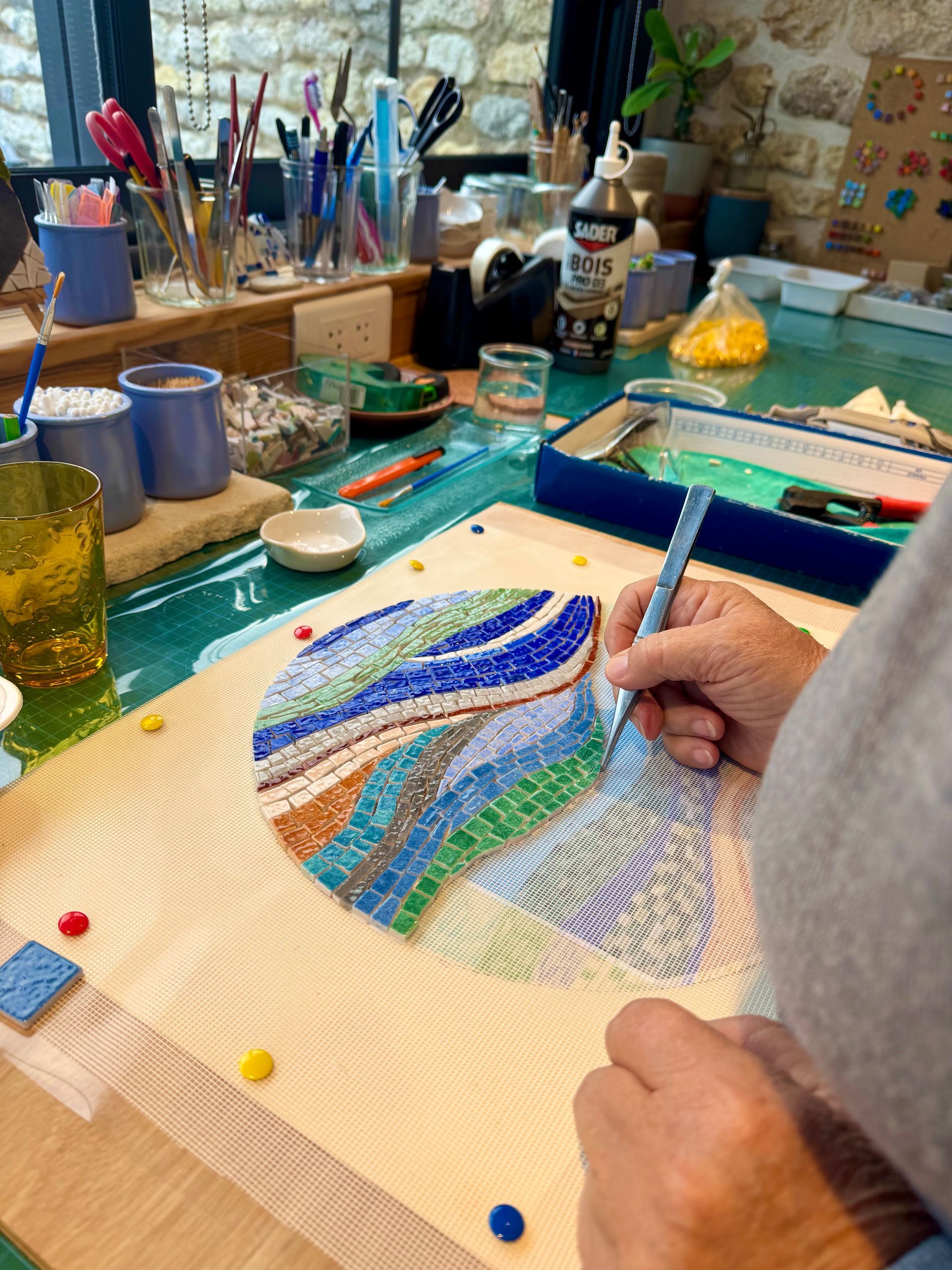 Cours hebdomadaire de mosaïque sur l’Île d’Oléron animé par Atelier Romalia Mosaïque.