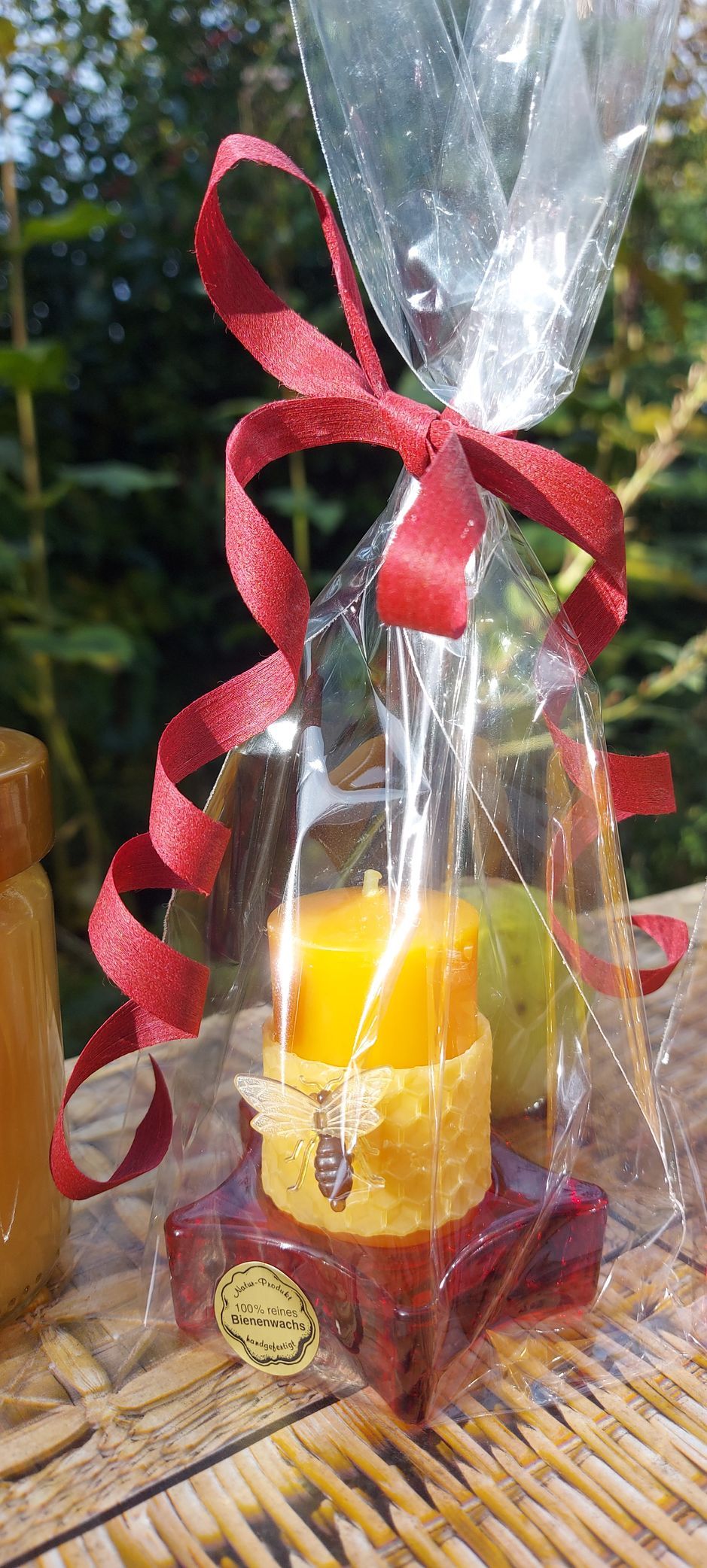 Bienenwachskerze mit Wabenmuster, als Geschenk verpackt, von Natur-Imkerei Magers in Bietigheim bei Rastatt