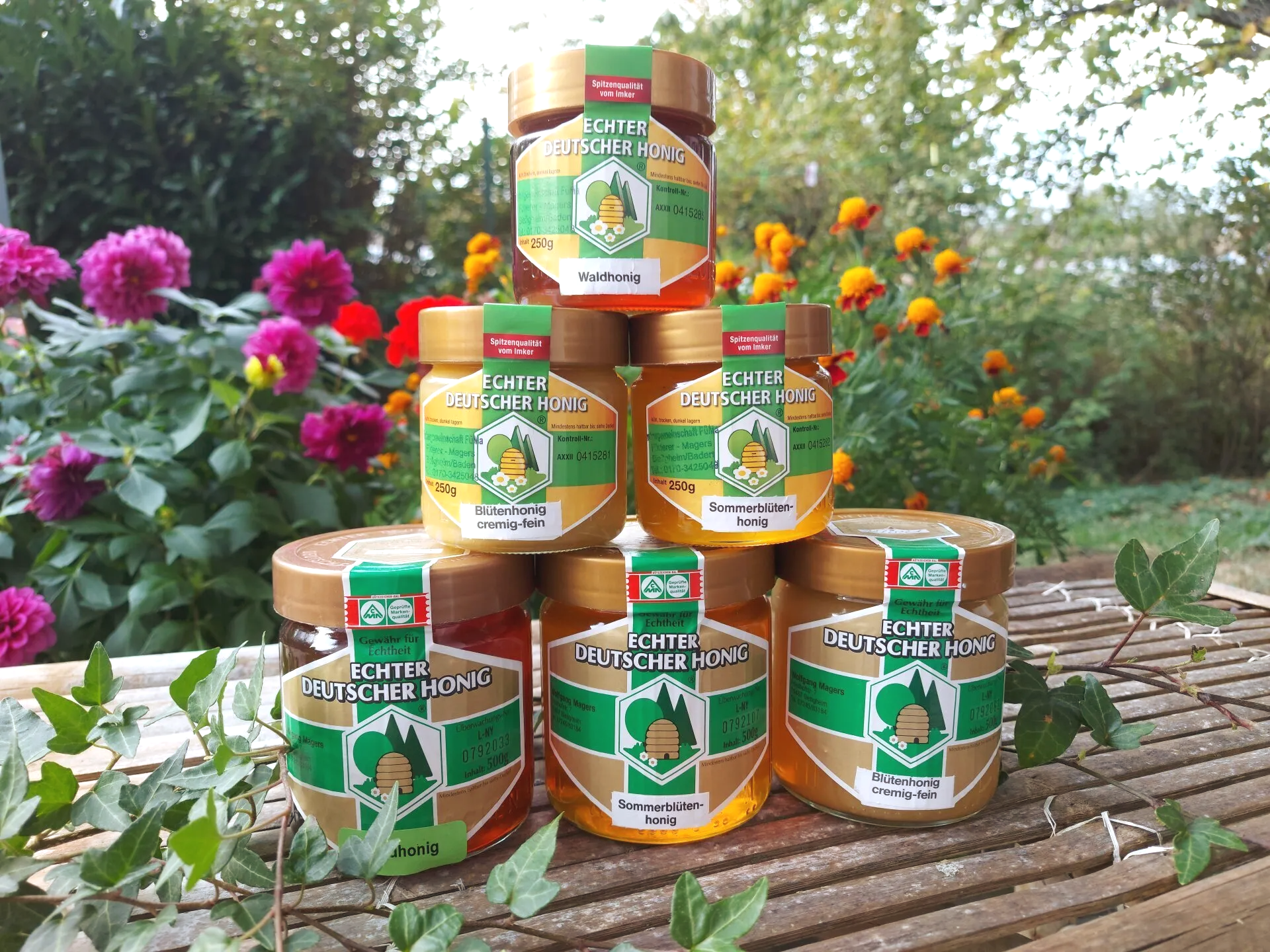 Natur pur im Glas Pyramide aus Honiggläsern: Blütenhonig flüssig und cremig sowie Waldhonig der Imkerei Magers aus Bietigheim, Raum Rastatt/Karlsruhe