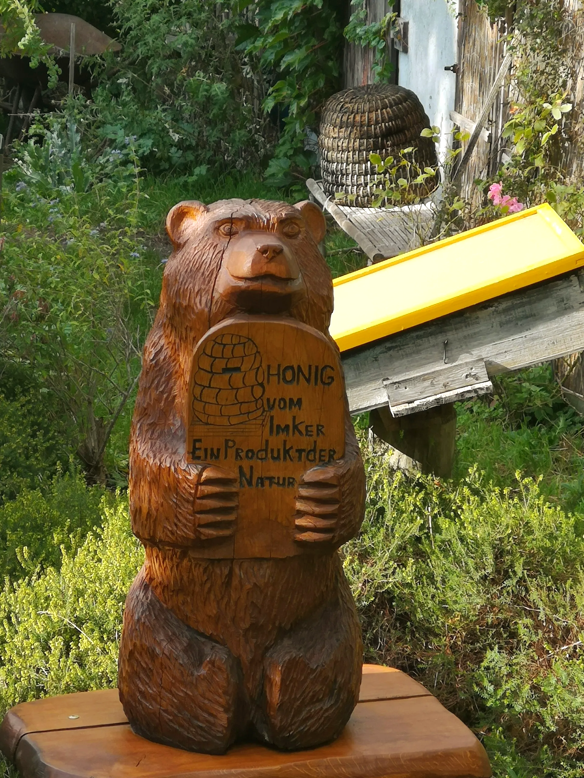 Bärenstark! Darauf mein Bärenwort! Bär aus Holz geschnitzt, mit Schild