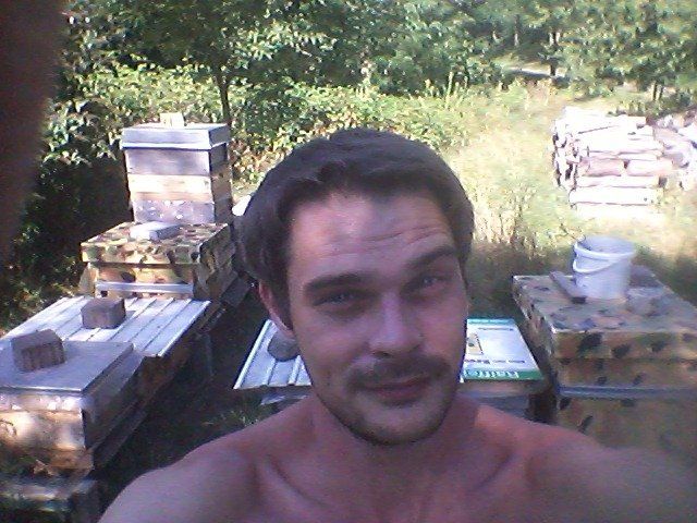 Die lieben Bienen tun einem wirklich nichts! Marketing-Mark Bruskowski bei der Imkerei Magers in Bietigheim/Baden bei Karlsruhe