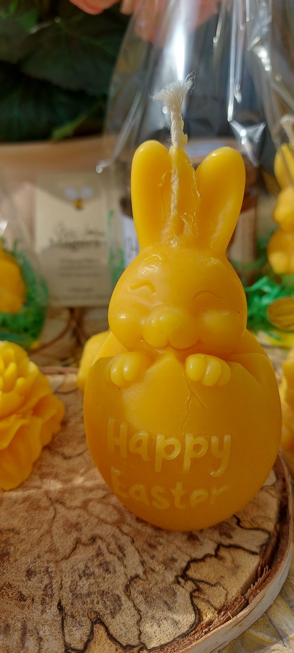 Süßer Hase aus Bienenwachs, schaut aus einem Osterei mit der Aufschrift