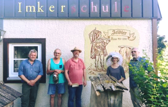 Man lernt nie aus! Imkerschule Gaggenau: 5 Imker und Imkerinnen, unter anderem Wolfgang Magers