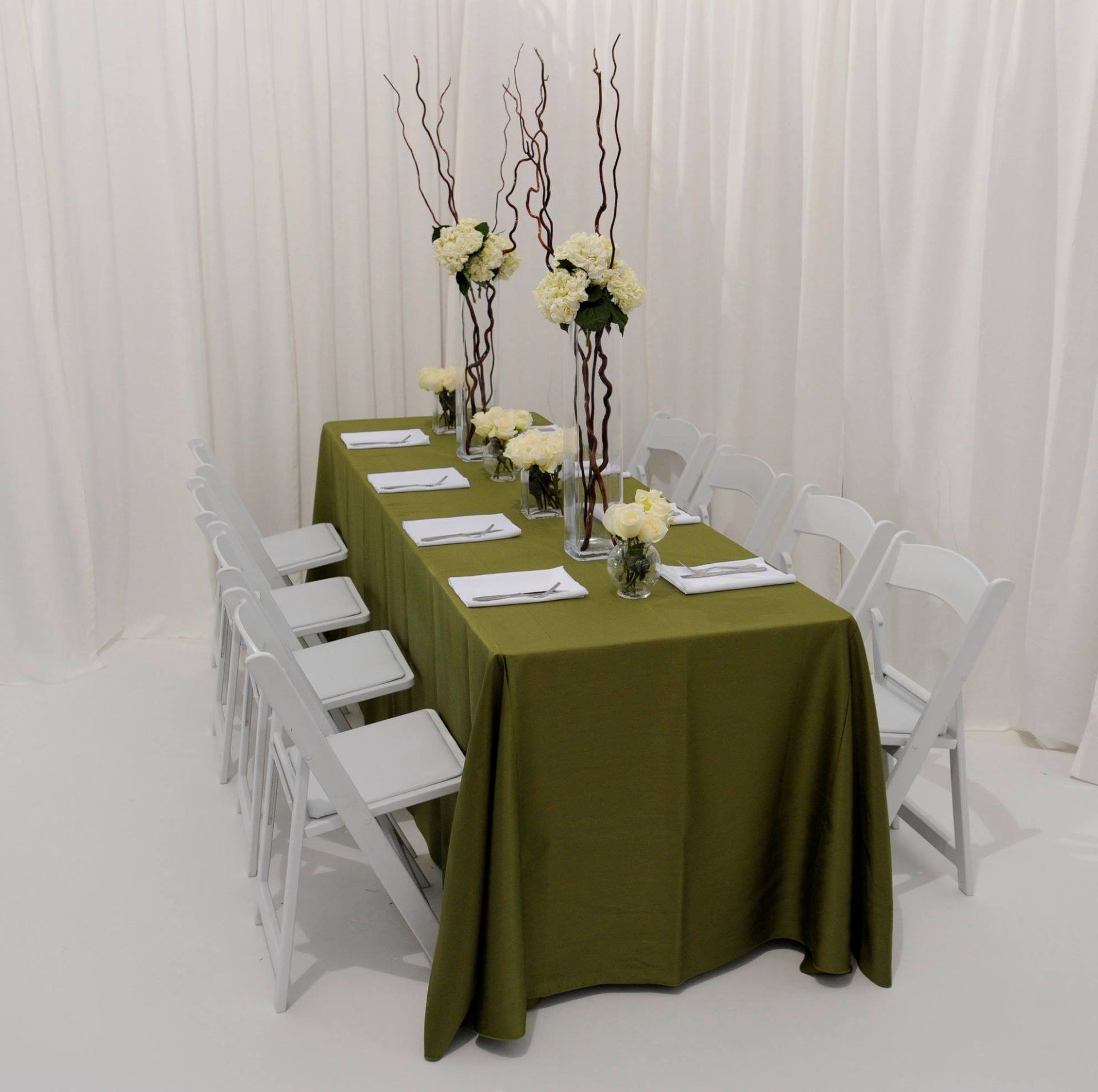 table arrangement concept with olive green table cover and white flowers