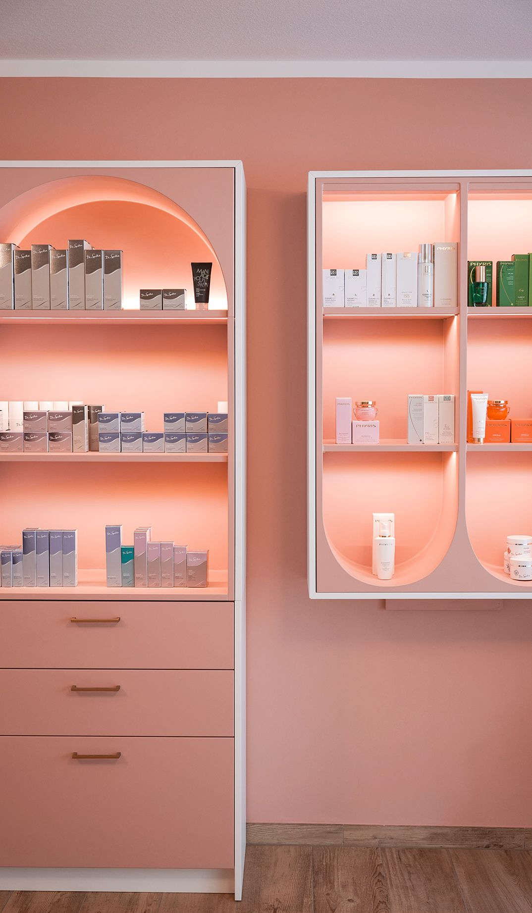 Auswahl an Pflegeprodukten und schöne Praxisräume