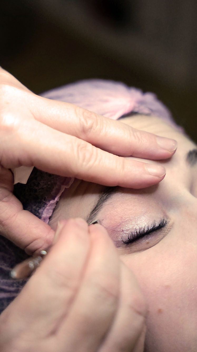 Erleben Sie exklusive Kosmetikbehandlungen, die Ihre Haut verwöhnen und Ihre natürliche Ausstrahlung unterstreichen.