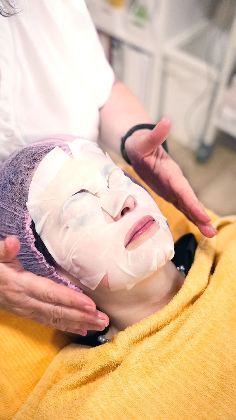 Karin Kehrwecker bei der Fußpflege