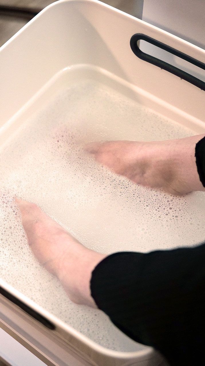 Wohltuendes Fußbad zur Entspannung und Vorbereitung der Haut vor der Fußpflege
