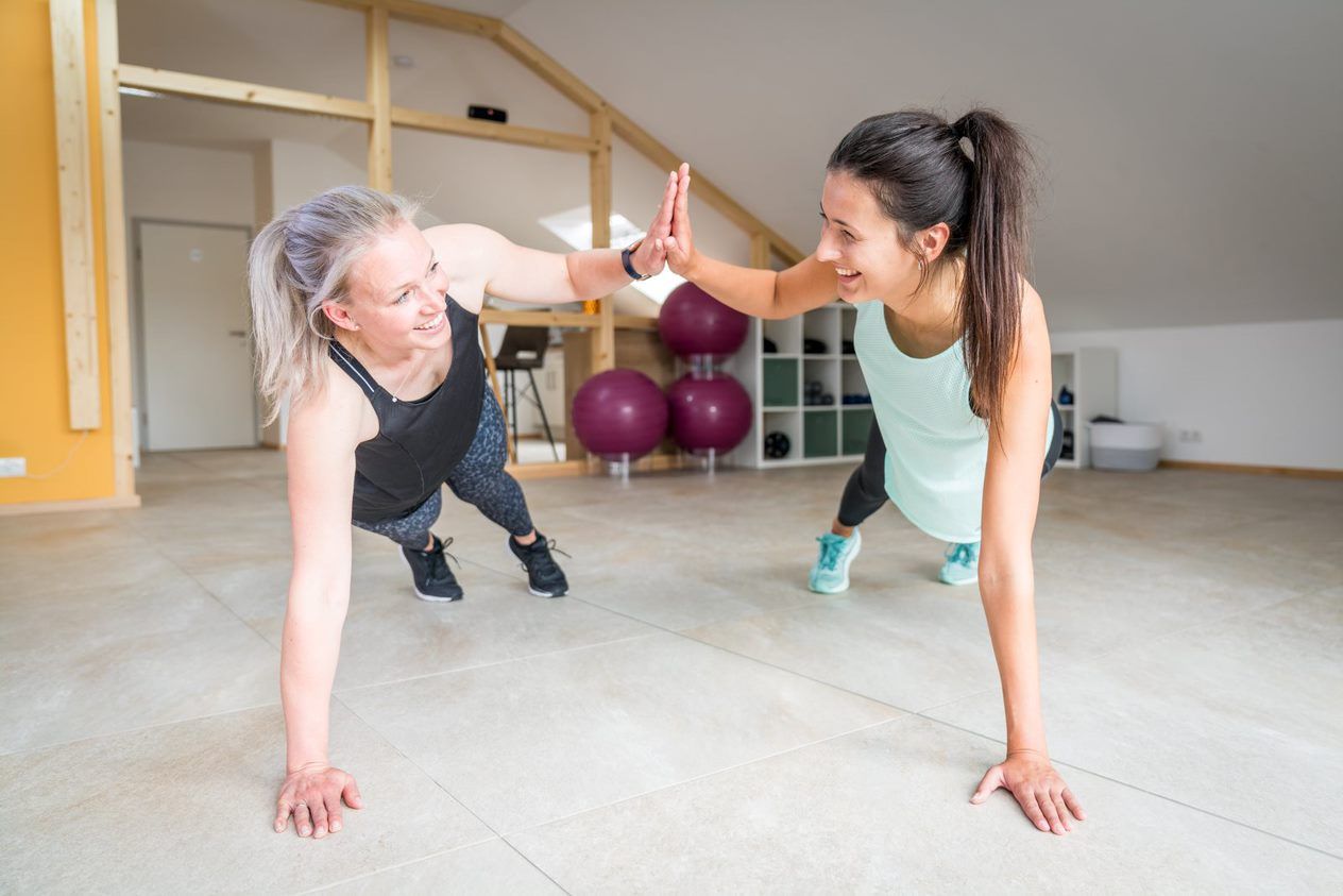Personal Training: Kim unterstützt eine Kundin bei einem Bodyworkout