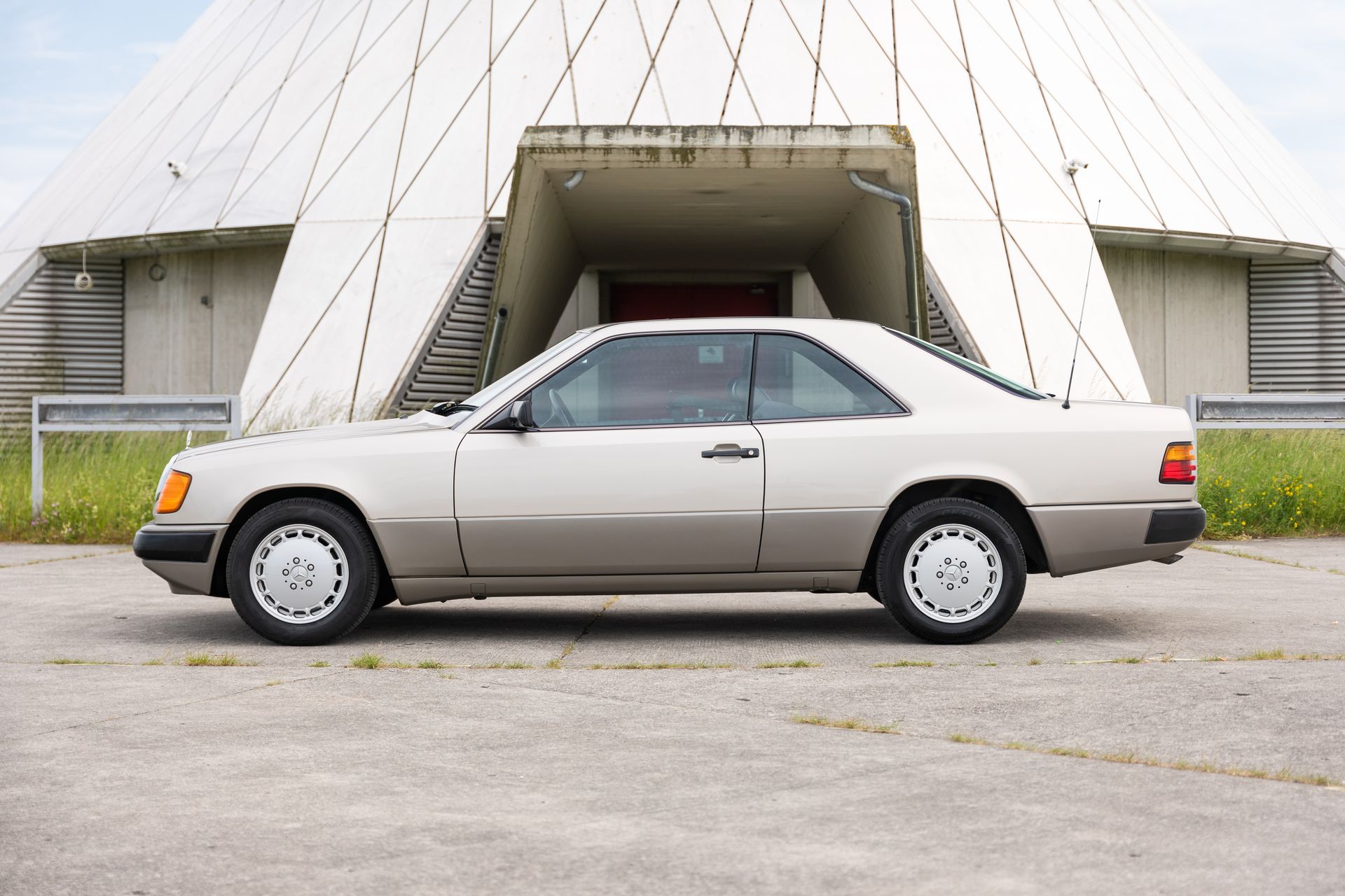 Mercedes Benz W124 HOEHENWEG AUTOMOBILE MÜNCHEN
