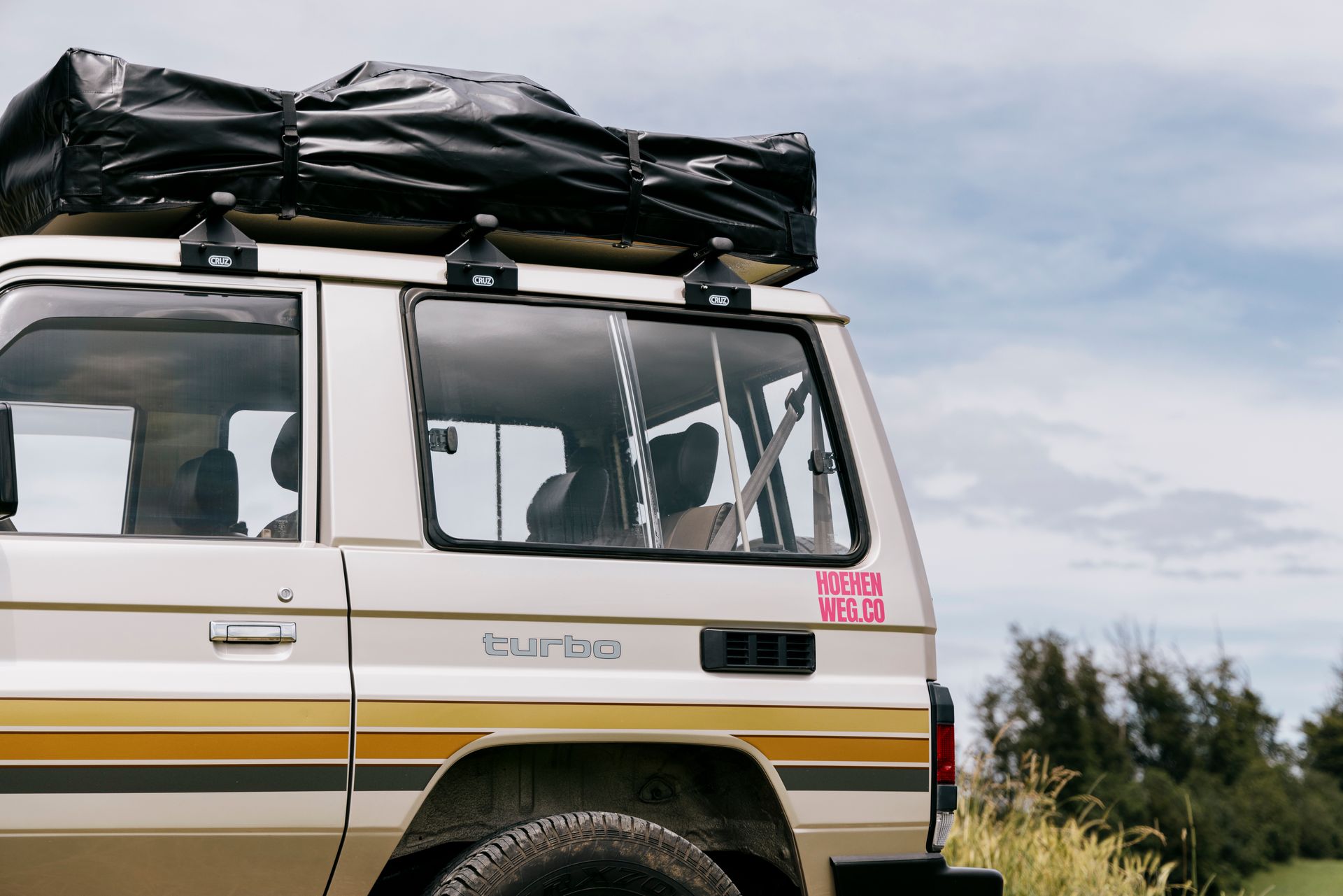 Toyota Land Cruiser LJ70,
HOEHENWEG.CO,
Youngtimer kaufen, 4x4 Camper, Geländewagen kaufen