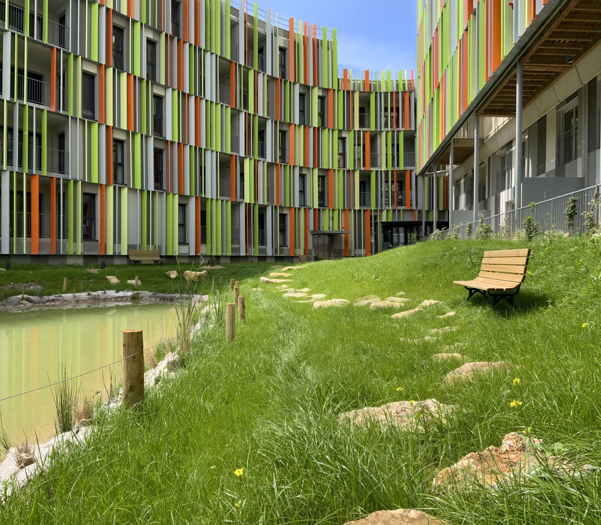 Restauration du fleuve le Lafond Restauration du paysage de zones humides originel, création d'une toiture jardin accessible Concept : Situé sur d'anciens marais, le projet restaure les écosystèmes de zone humise du paysage originel. Génie écologique et restauration des berges du Lafond. Sur l'architecture le vent est magnifiée par une végétation qu'il sculpte et carène.   Un programme mixte de 160 appartements gérés par le groupe Les Senioriales EHPAD, avec une offre de services au rez-de-chaussée (salle polyvalente, restaurant, bureaux) et logements sociaux.  Architecte Jakob Macfarlane Surface 60 000 m² Site : La Rochelle Estimatif : NC Maîtrise d’ouvrage :  Kaufman and Broad Calendrier : Mission complète, Livré