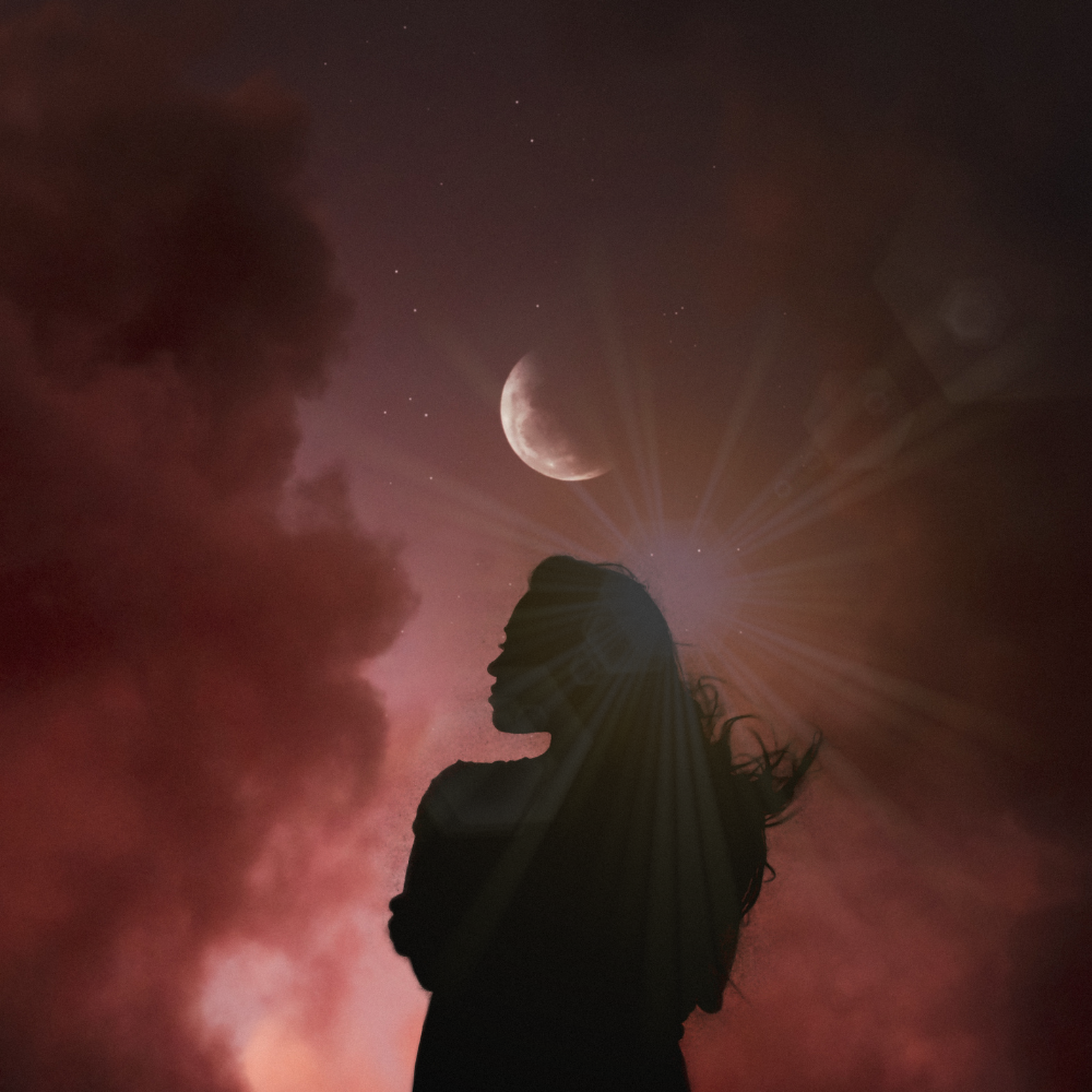 die Magie des Neumondes Dunkler, rosafarbener Himmel mit Wolken, die kleine Sichel des Neumondes ist erkennbar.. eine schwarze Frauensilhouette, sie schaut in den Himmel