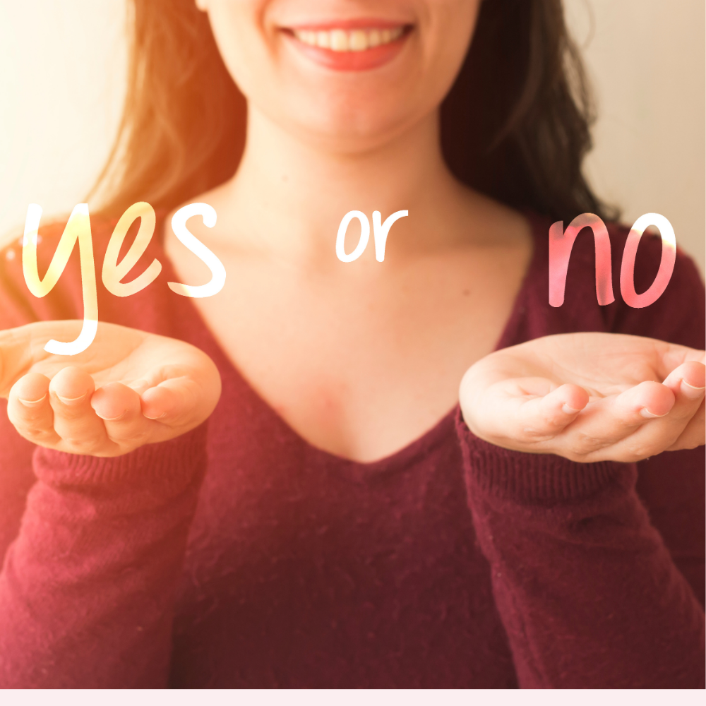 Frau hält Hände für Ja/Nein-Geste. Symbol für Bauchgefühl und Abgrenzung bei hochsensiblen Frauen